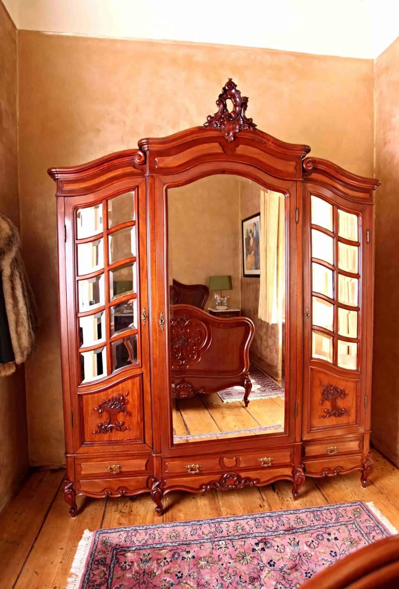 Bohatě řezbovaná zámecká ložnice. Mahagon. Mramor