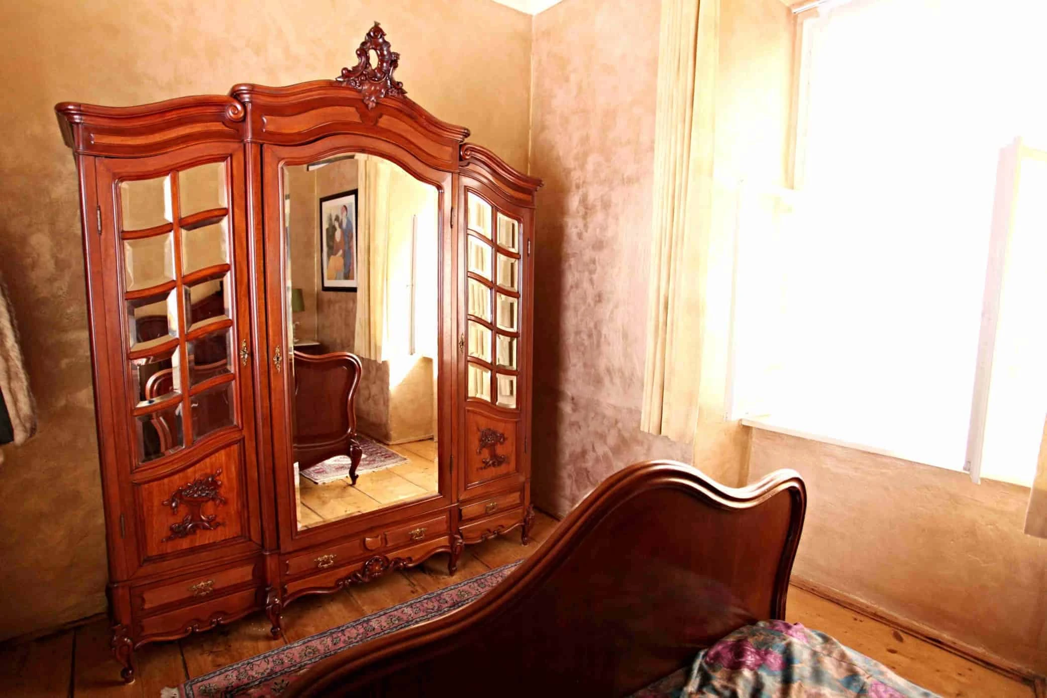 Bohatě řezbovaná zámecká ložnice. Mahagon. Mramor