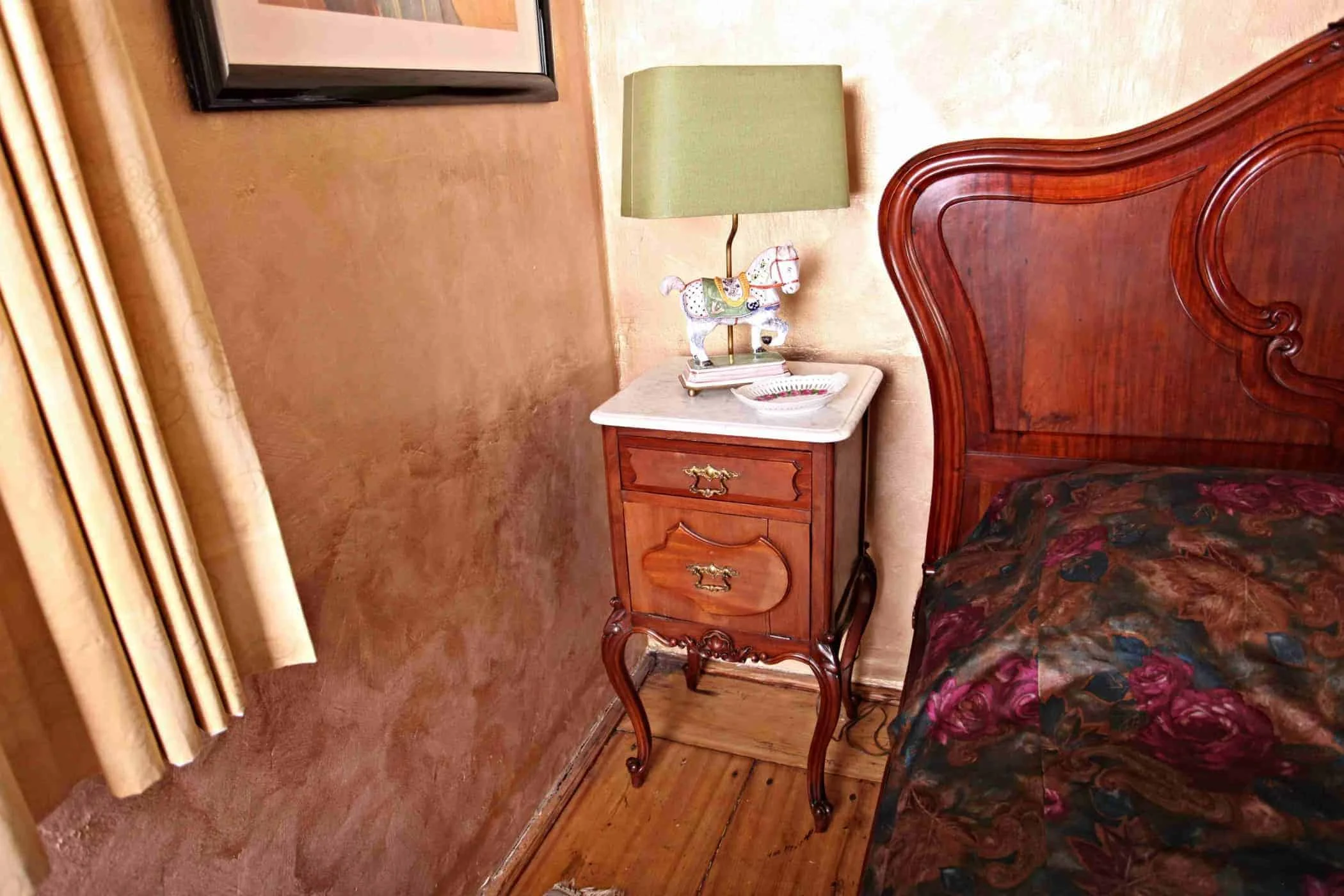 Bohatě řezbovaná zámecká ložnice. Mahagon. Mramor