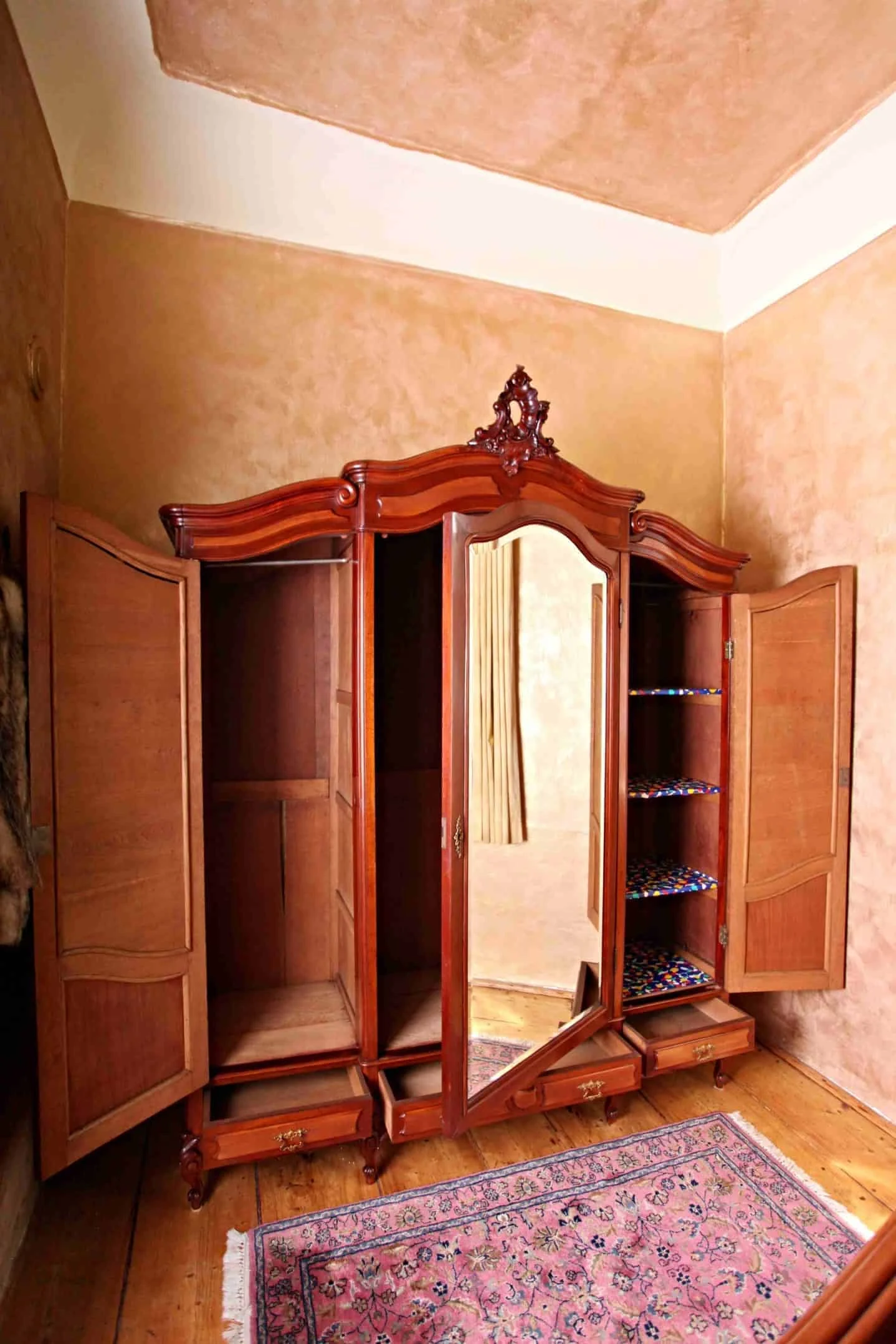 Bohatě řezbovaná zámecká ložnice. Mahagon. Mramor