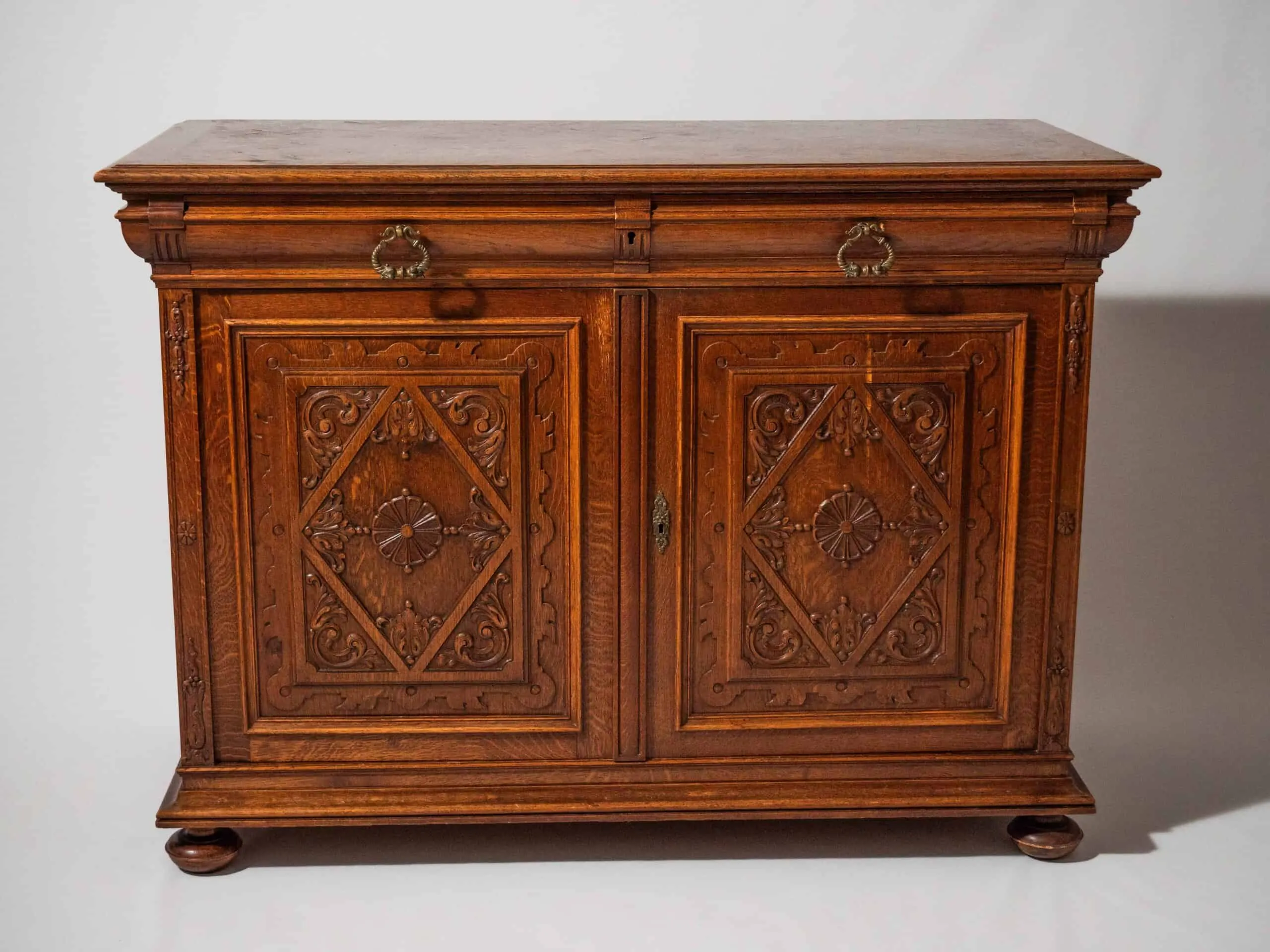 Starožitná komoda z masivního dubu