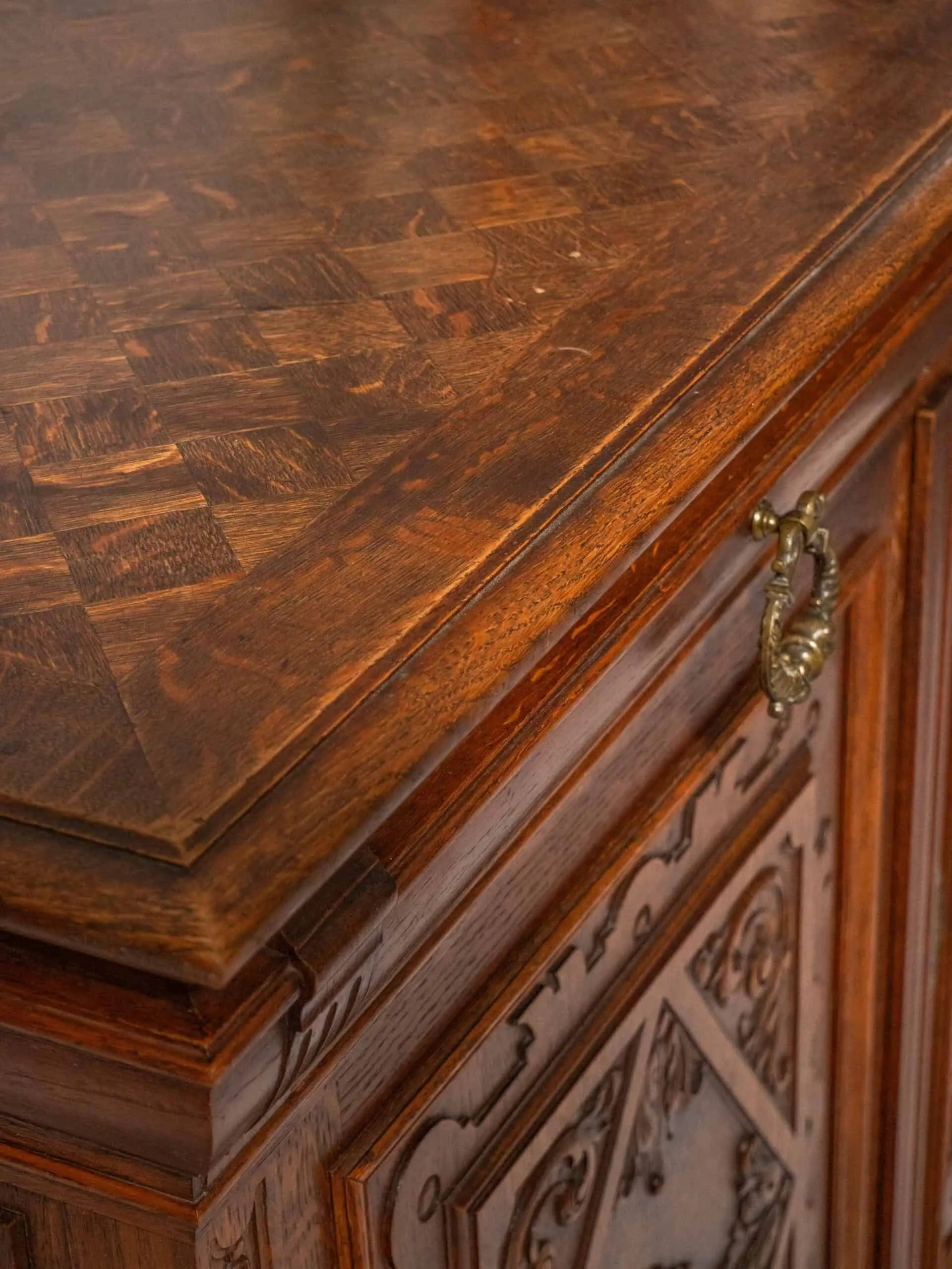 Starožitná komoda z masivního dubu