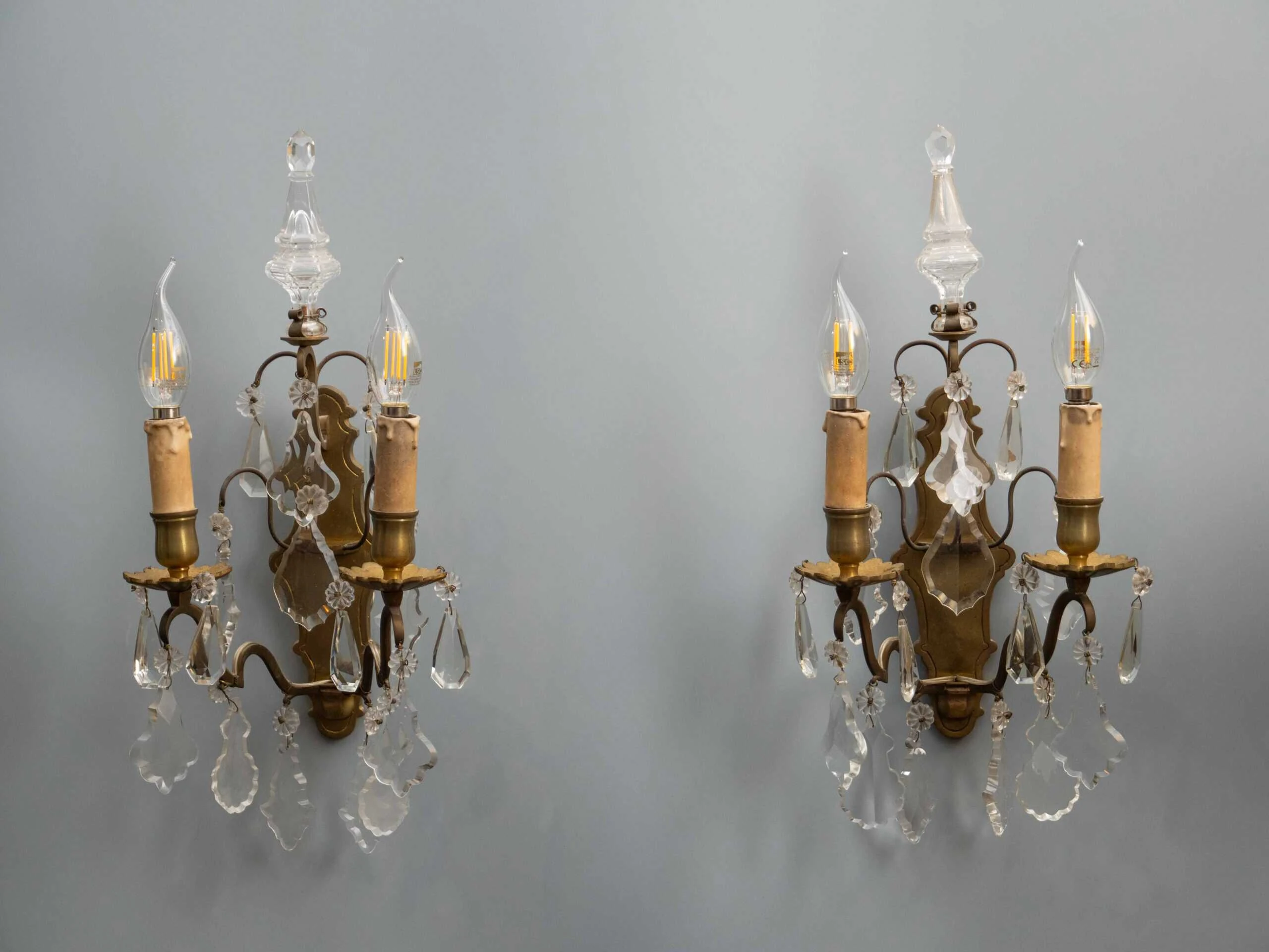 Párové nástěnné lampy z bronzu s křišťálovými ověsy