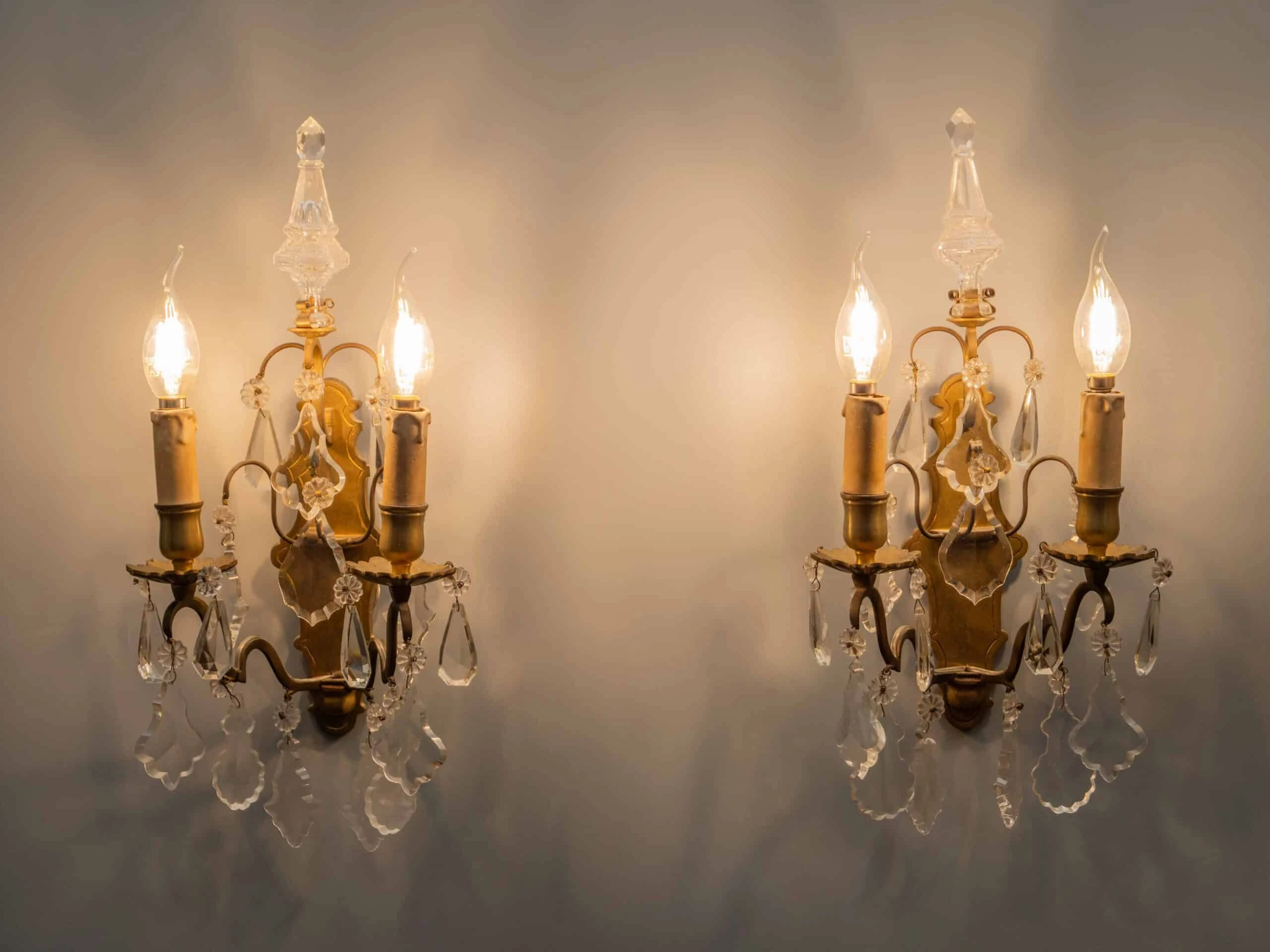 Párové nástěnné lampy z bronzu s křišťálovými ověsy