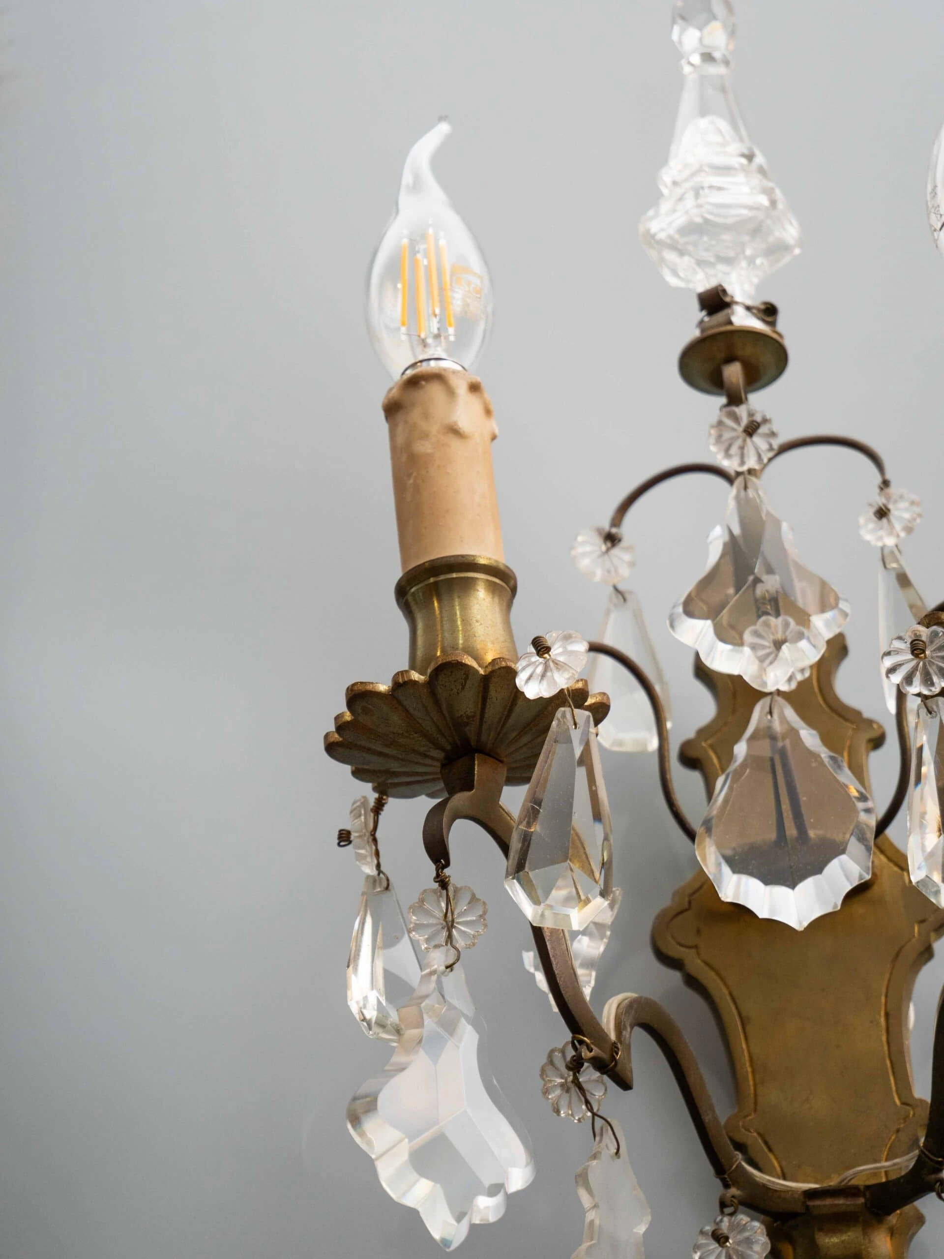 Párové nástěnné lampy z bronzu s křišťálovými ověsy