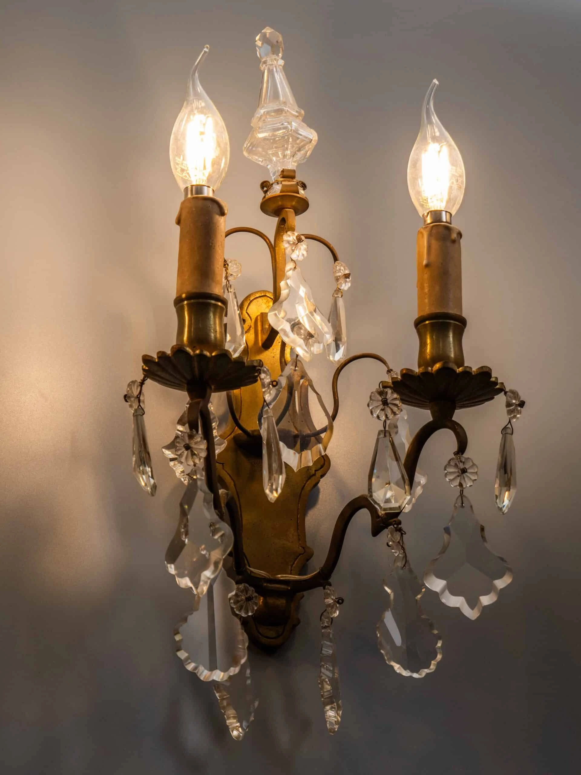 Párové nástěnné lampy z bronzu s křišťálovými ověsy