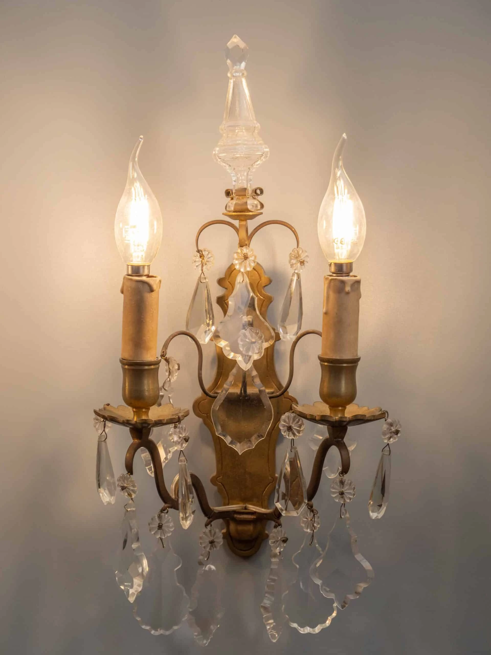 Párové nástěnné lampy z bronzu s křišťálovými ověsy