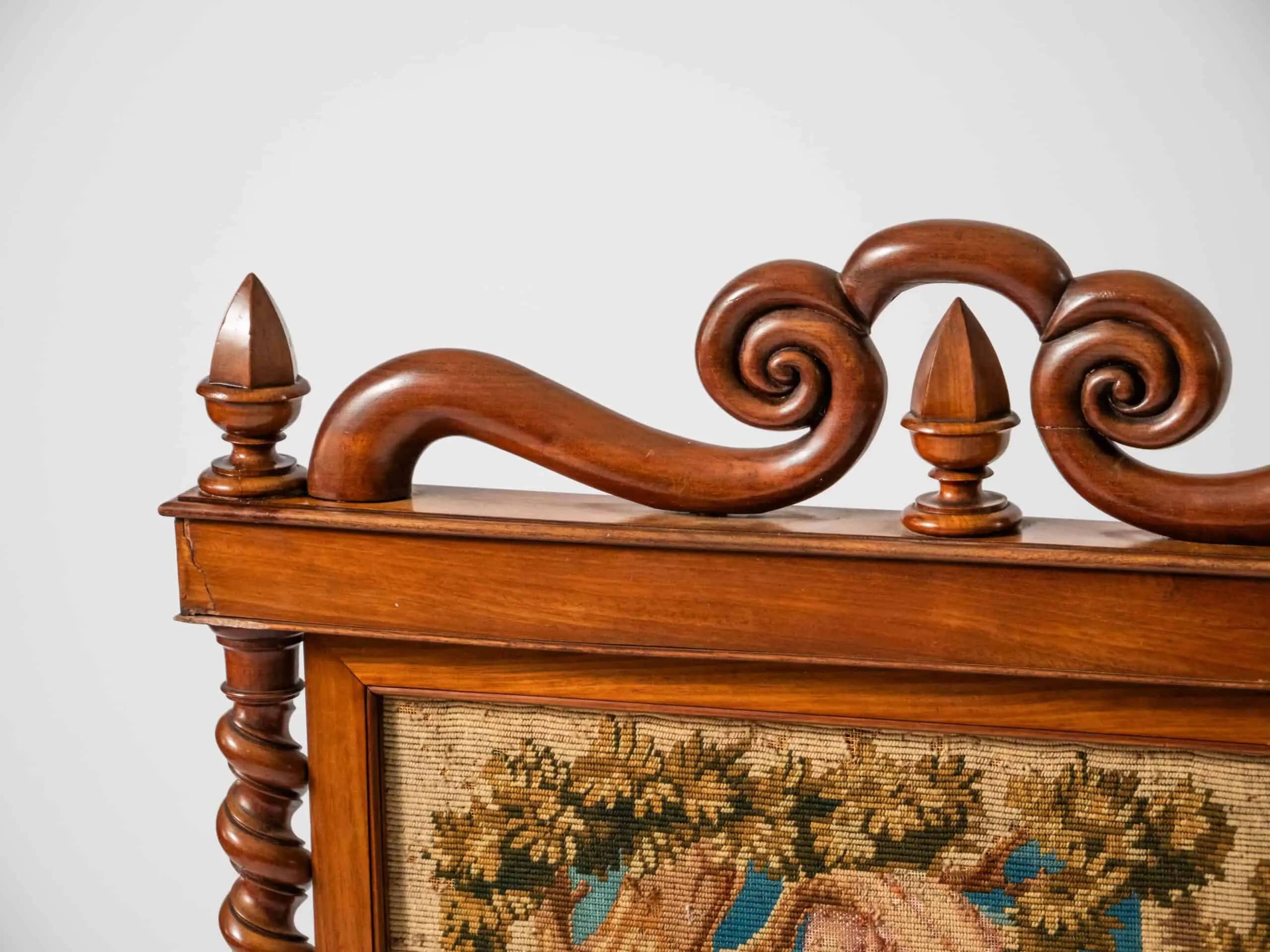 Starožitný paraván před krb