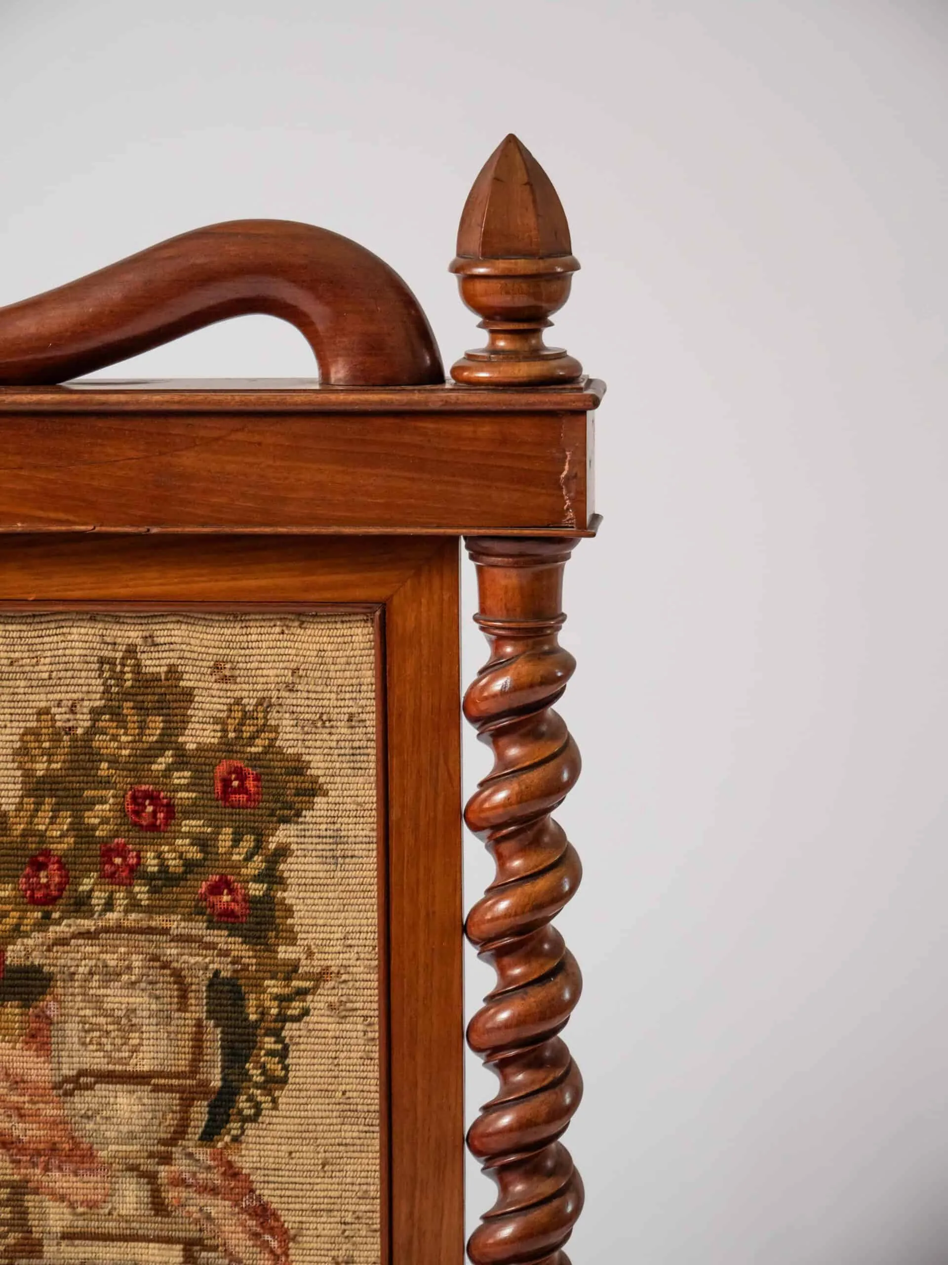 Starožitný paraván před krb