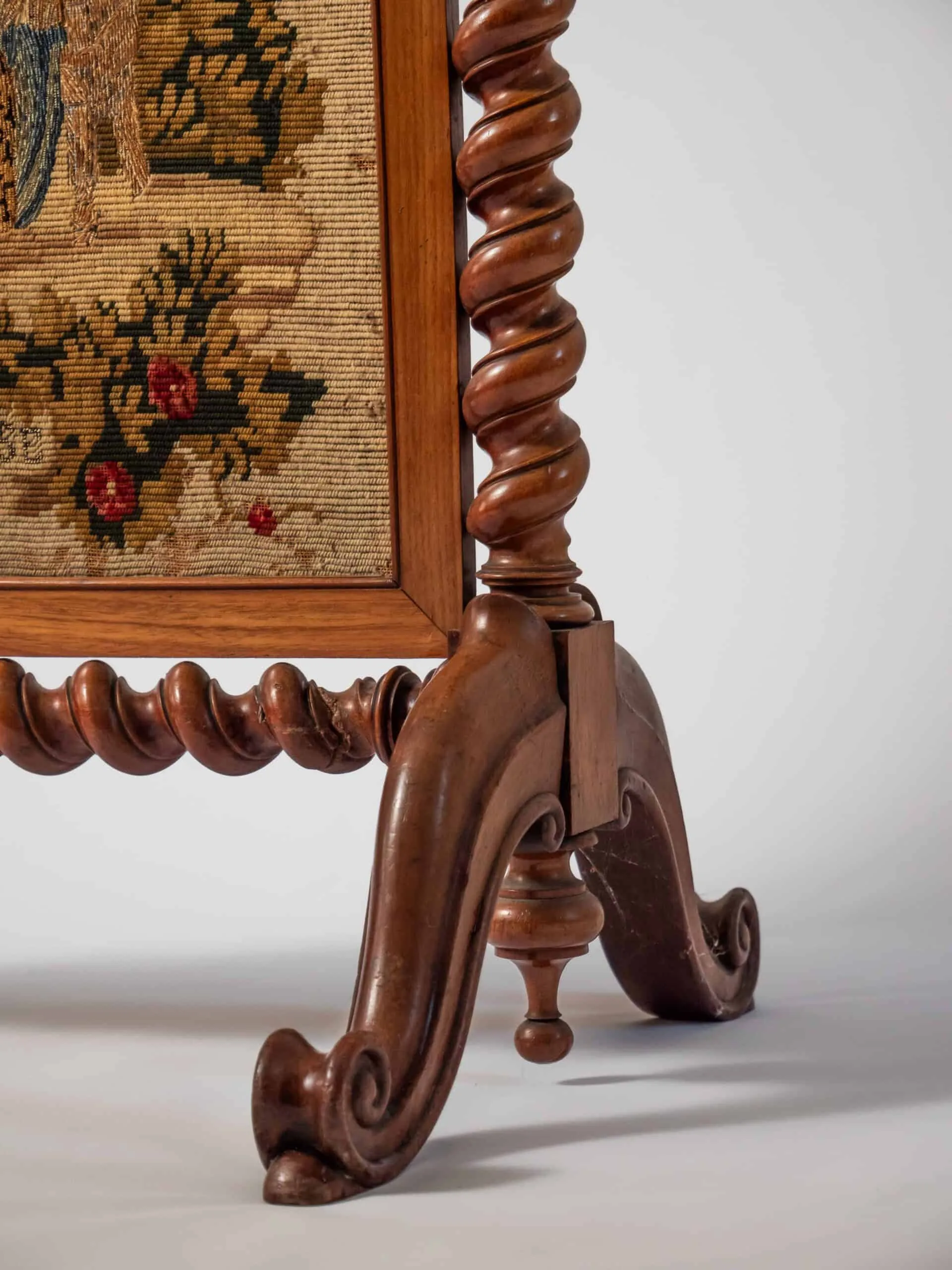 Starožitný paraván před krb