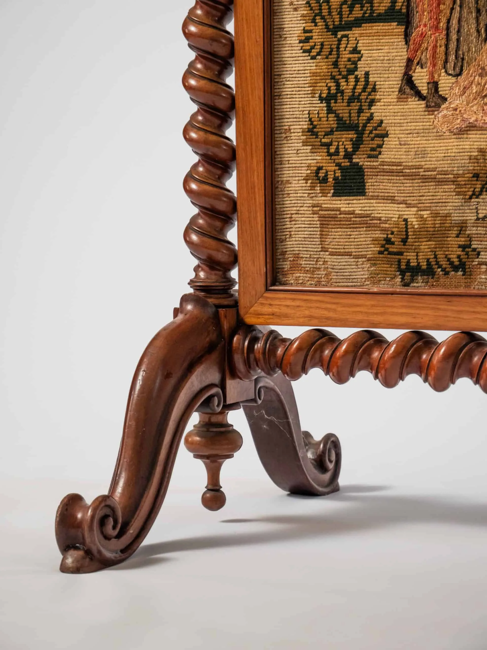 Starožitný paraván před krb