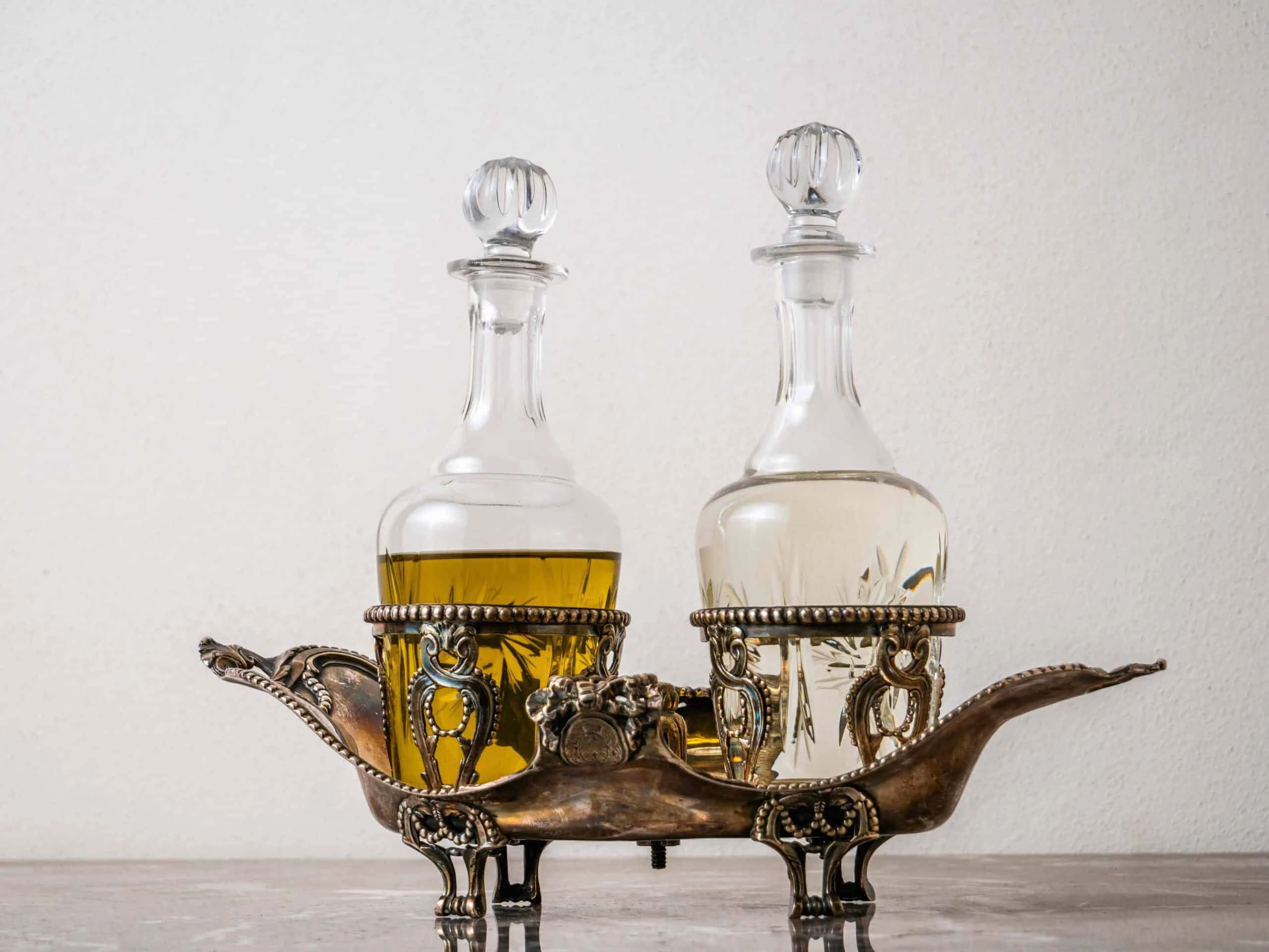 Stříbrná stolní souprava na olej a ocet s erbem