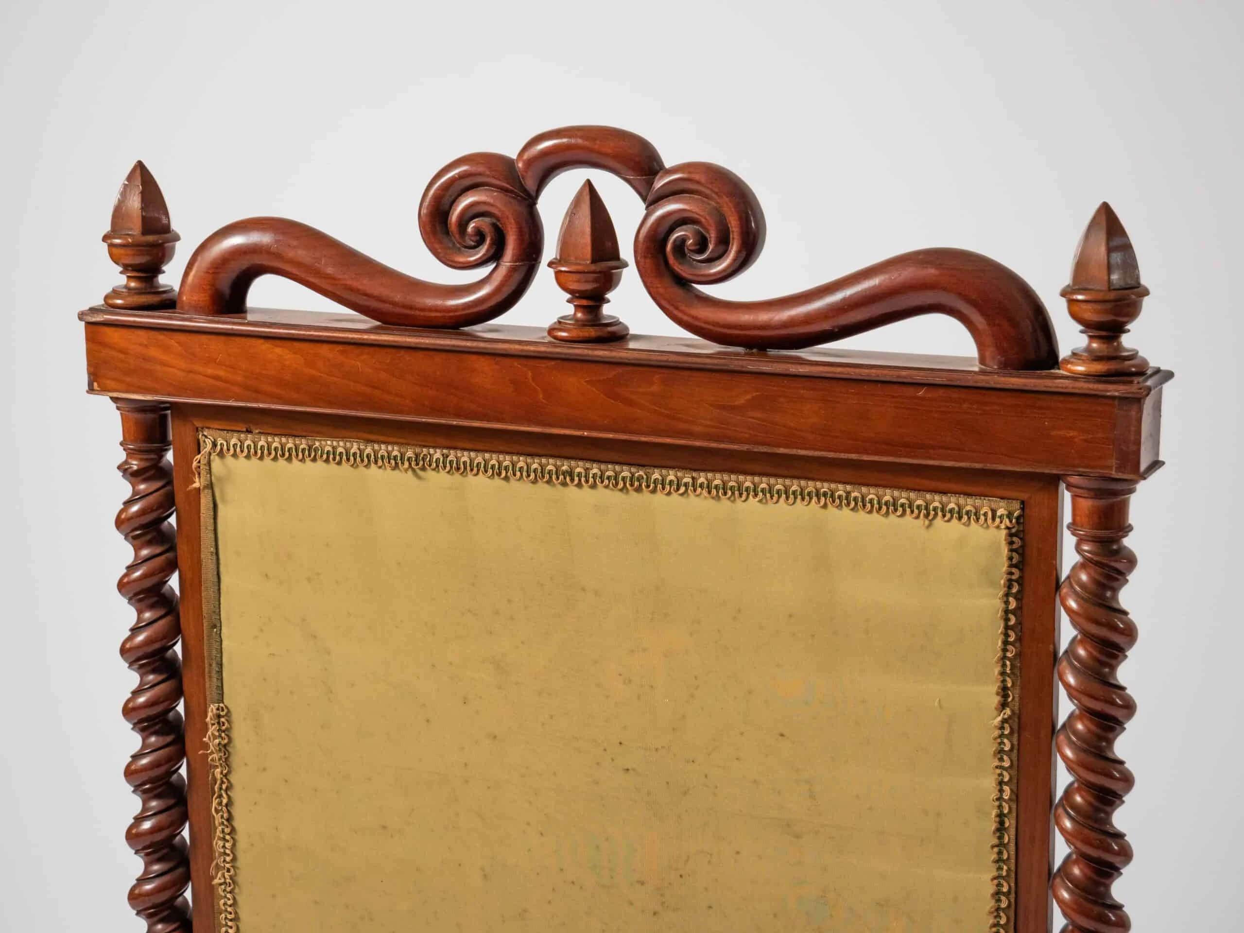 Starožitný paraván před krb