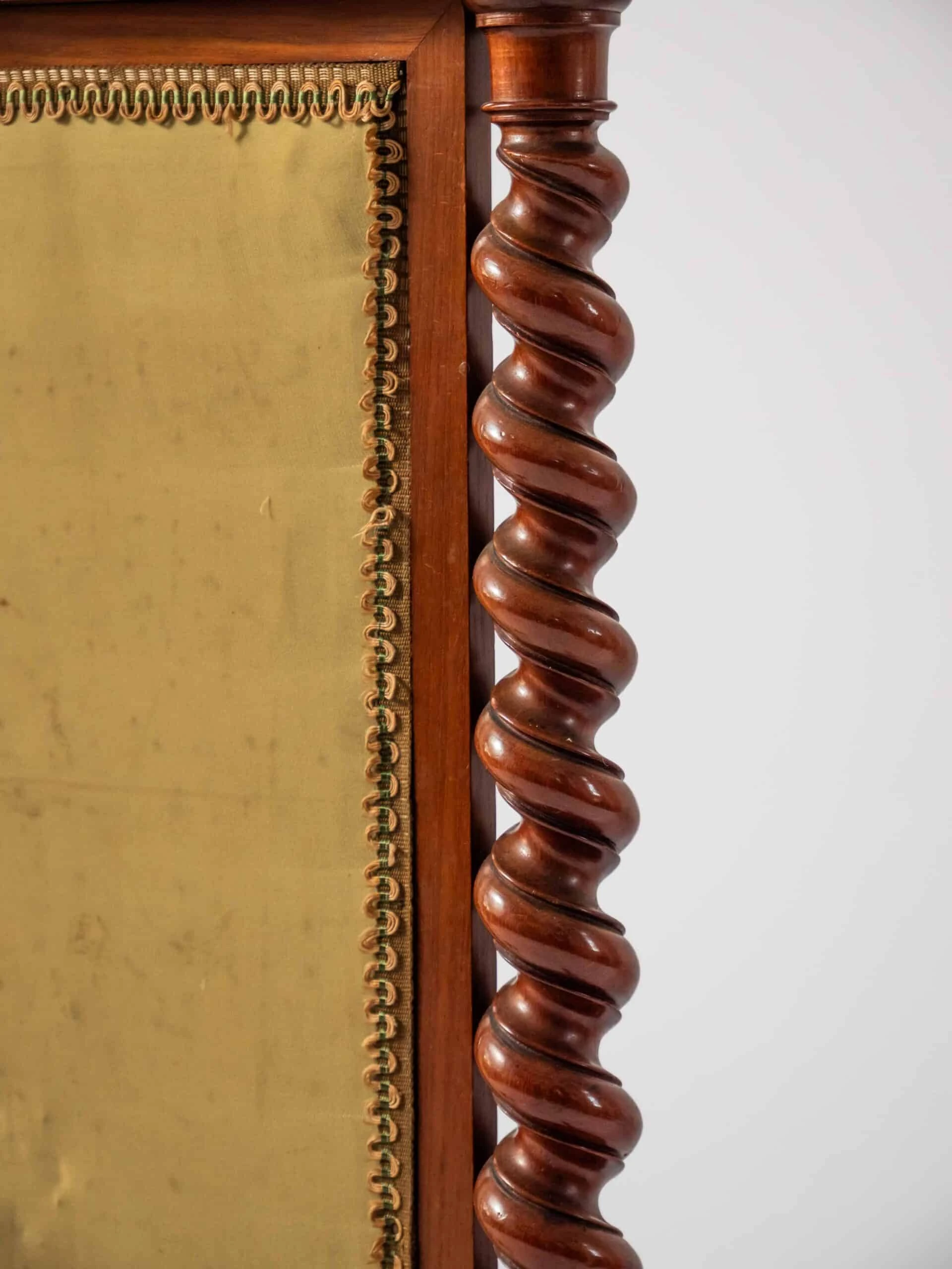 Starožitný paraván před krb