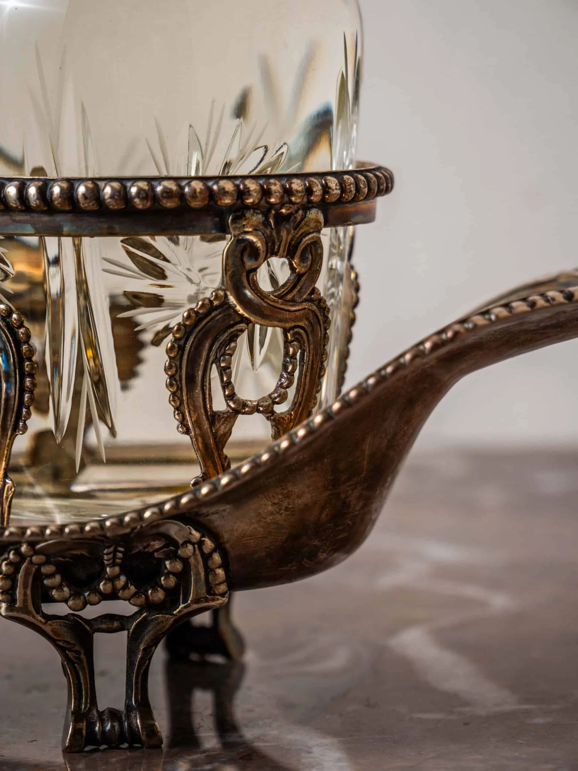 Stříbrná stolní souprava na olej a ocet s erbem