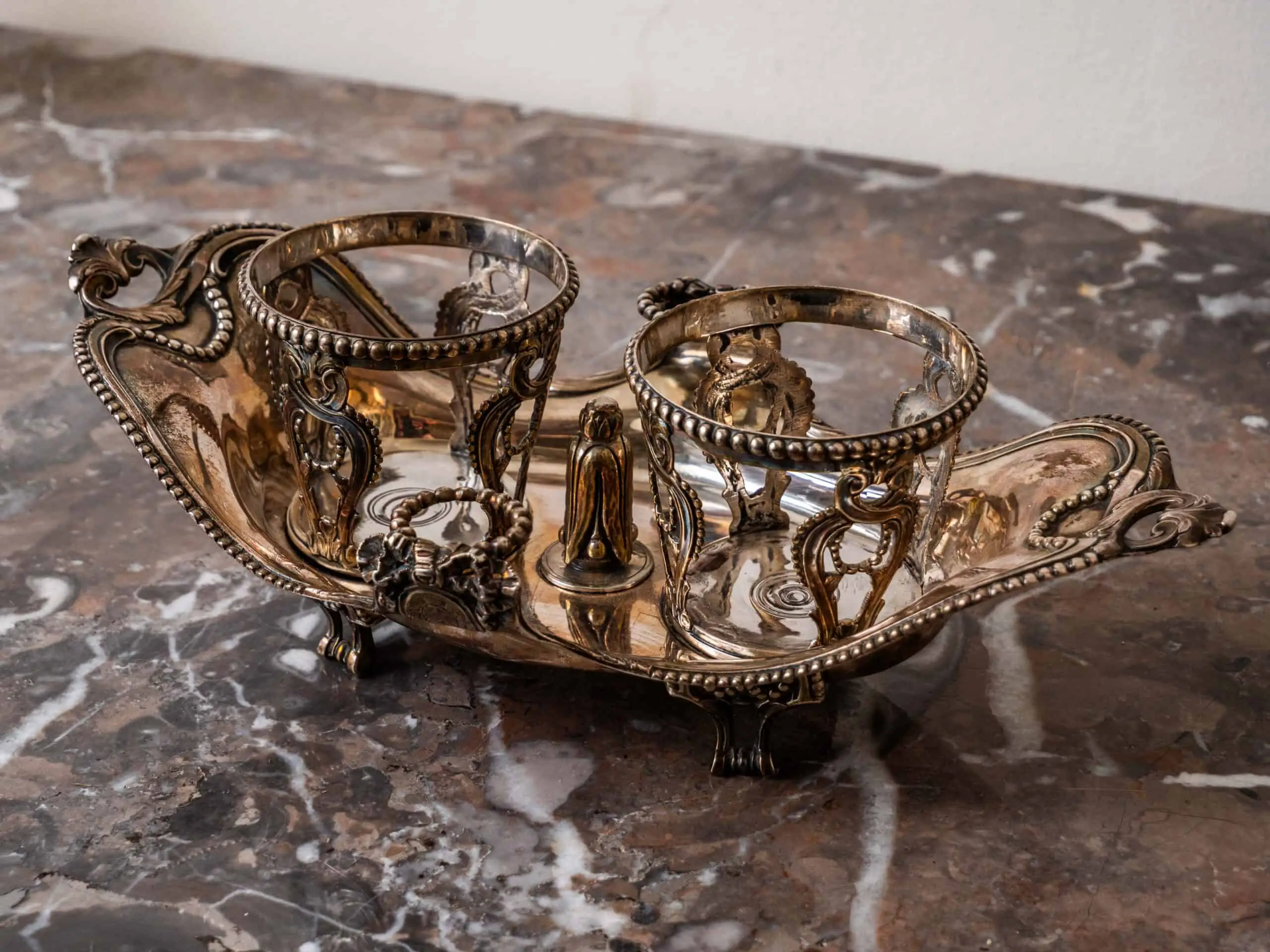 Stříbrná stolní souprava na olej a ocet s erbem