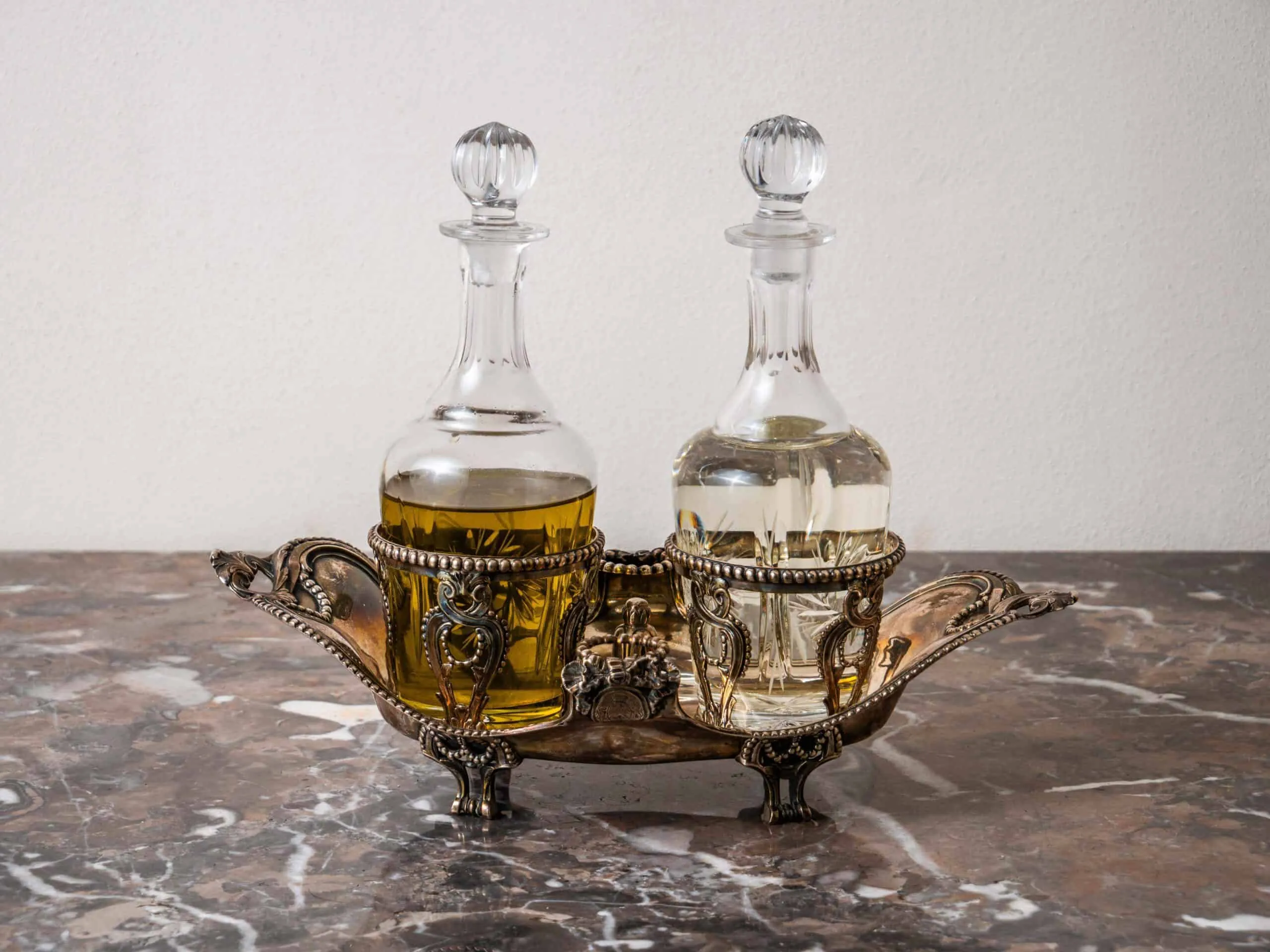 Stříbrná stolní souprava na olej a ocet s erbem