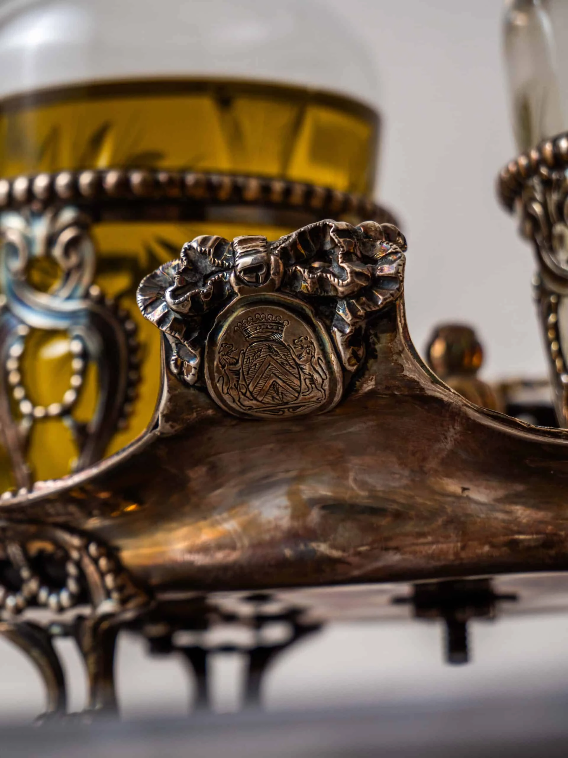 Stříbrná stolní souprava na olej a ocet s erbem