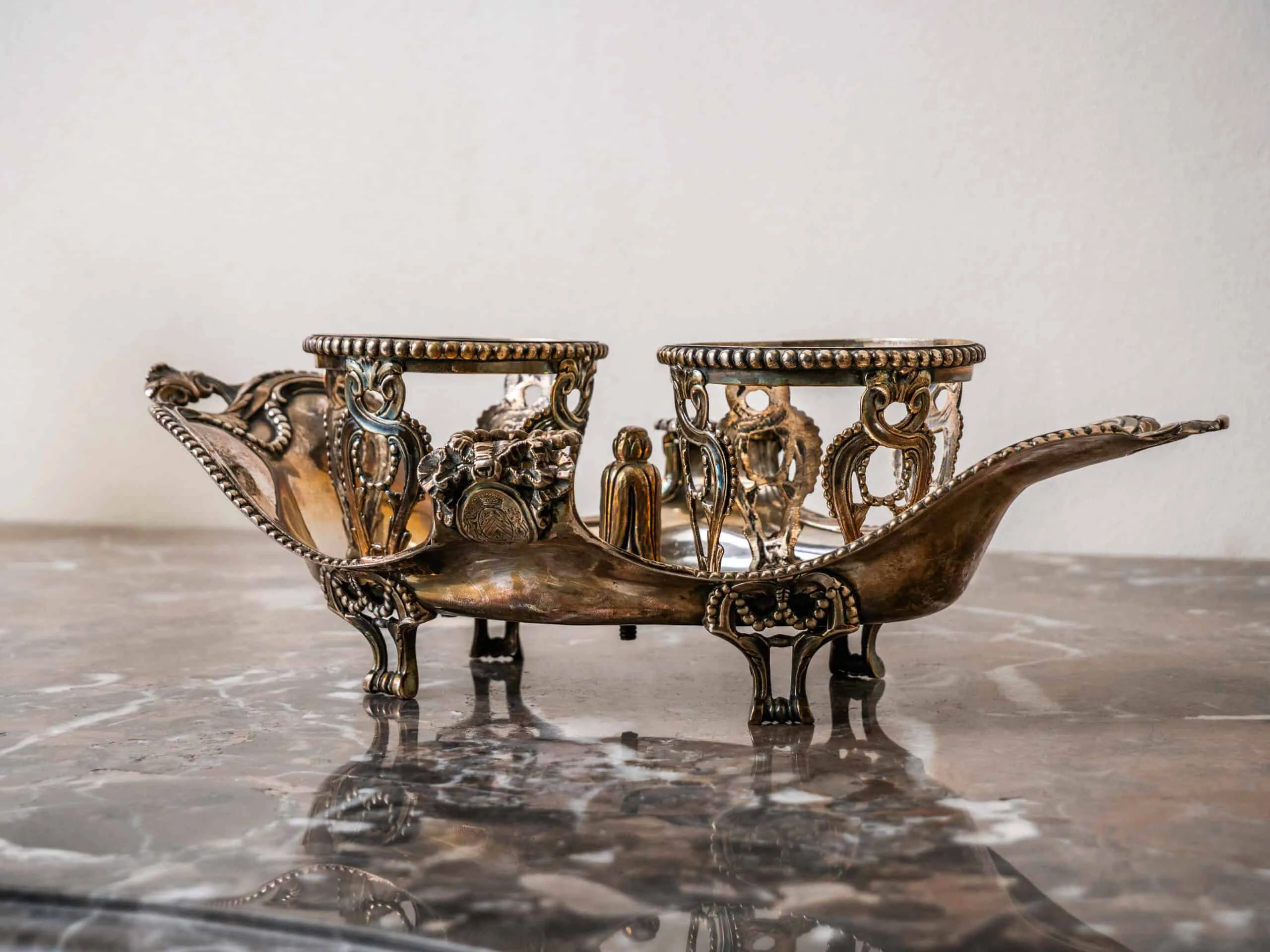 Stříbrná stolní souprava na olej a ocet s erbem