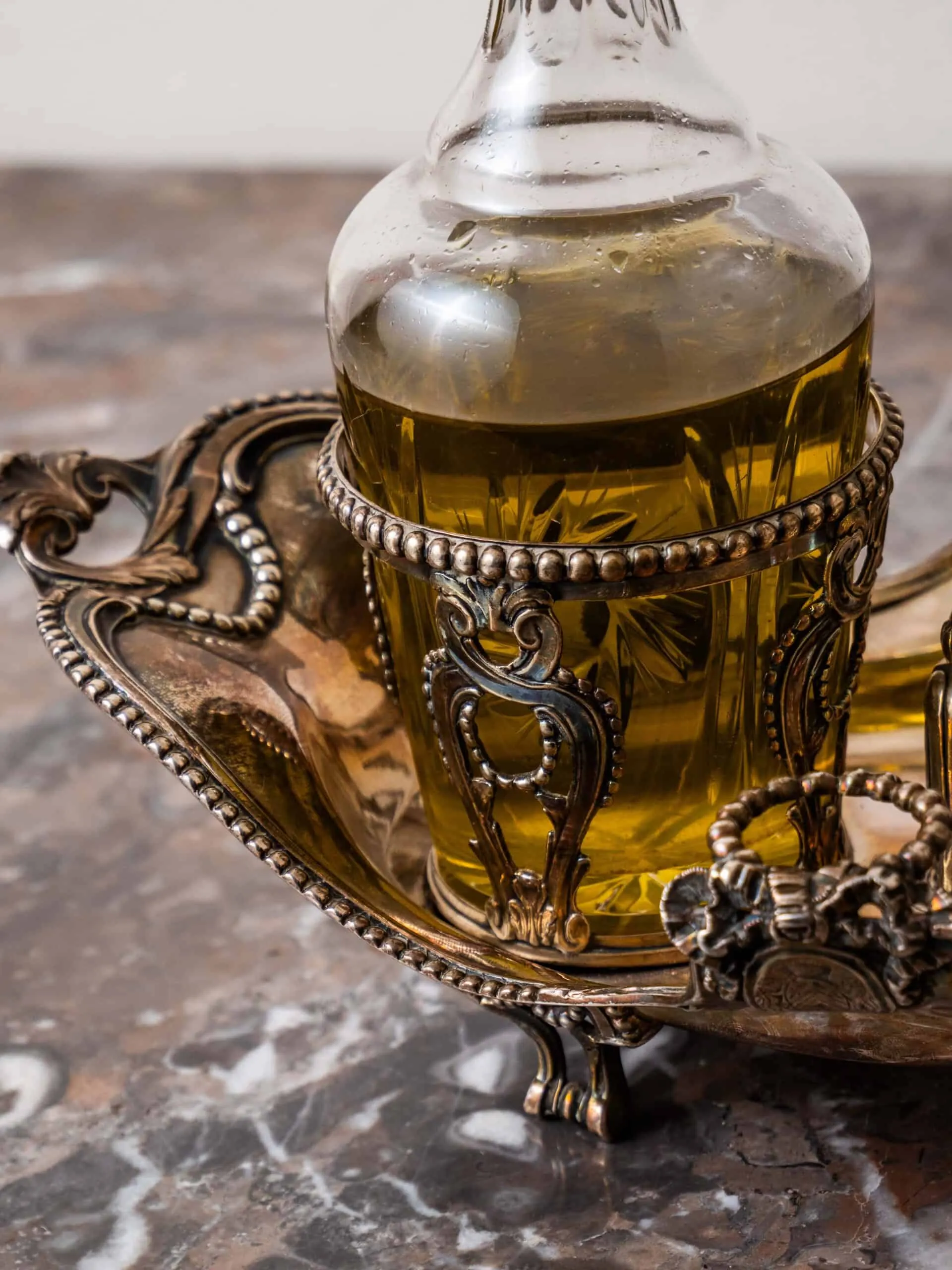 Stříbrná stolní souprava na olej a ocet s erbem