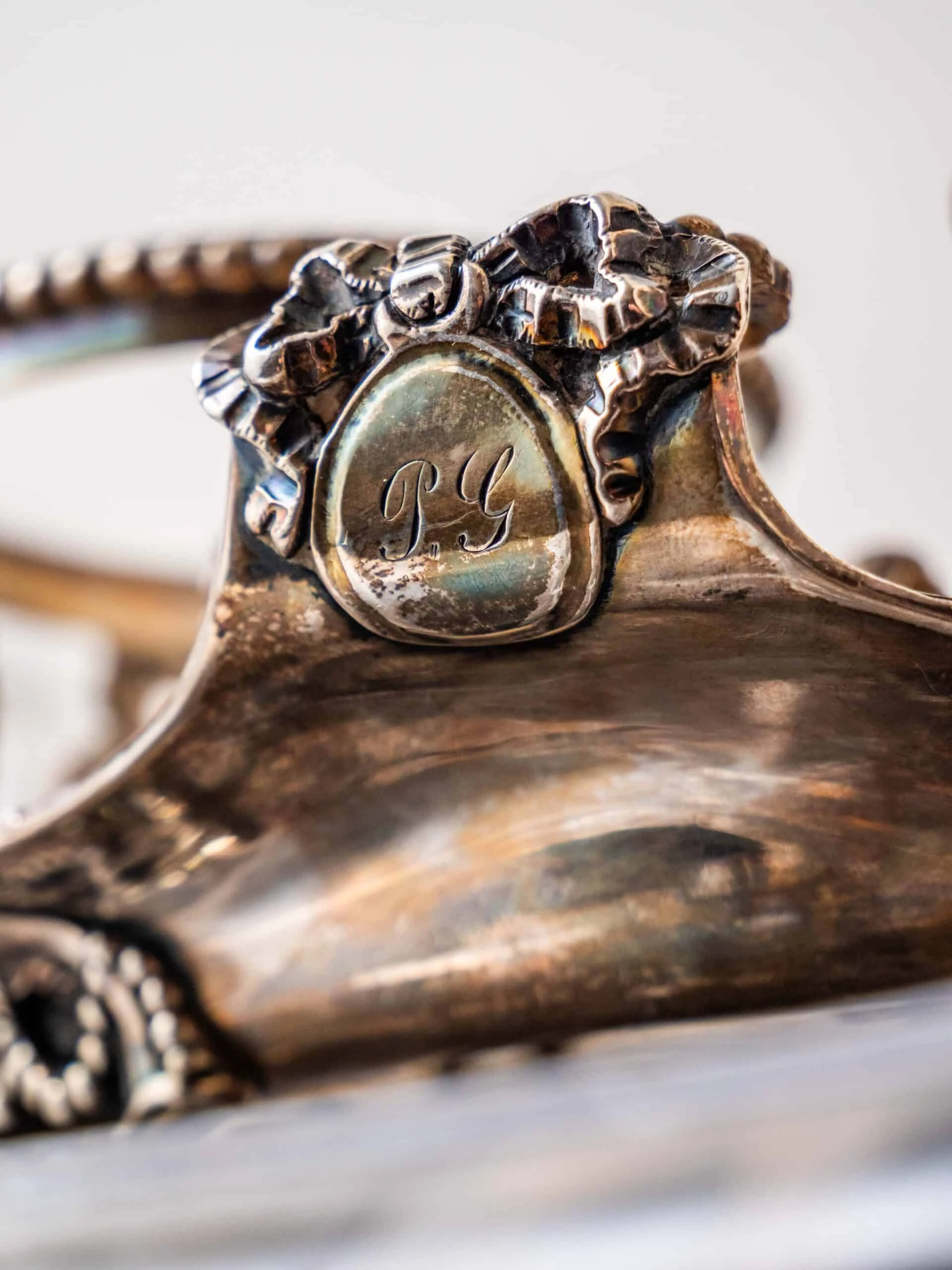 Stříbrná stolní souprava na olej a ocet s erbem