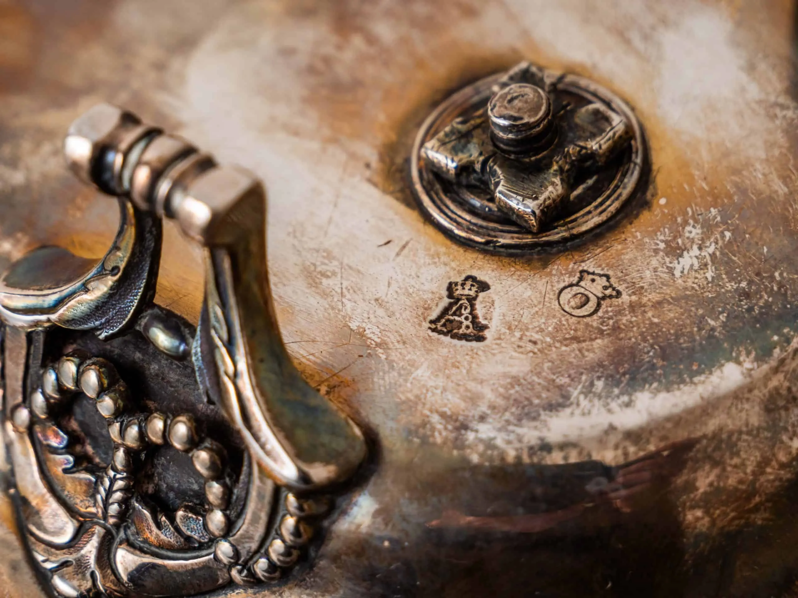 Stříbrná stolní souprava na olej a ocet s erbem