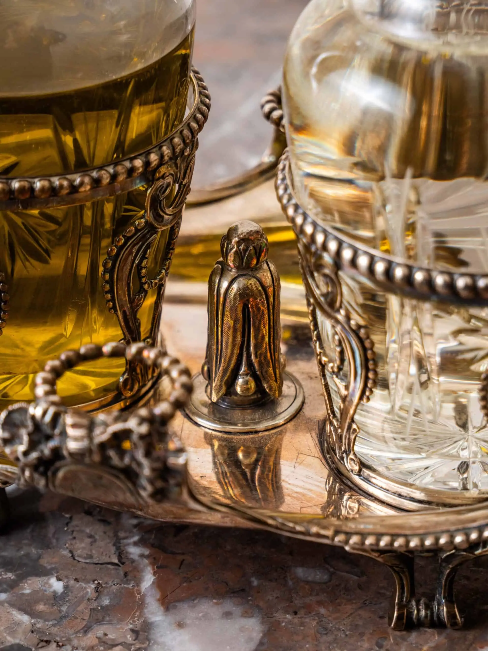 Stříbrná stolní souprava na olej a ocet s erbem