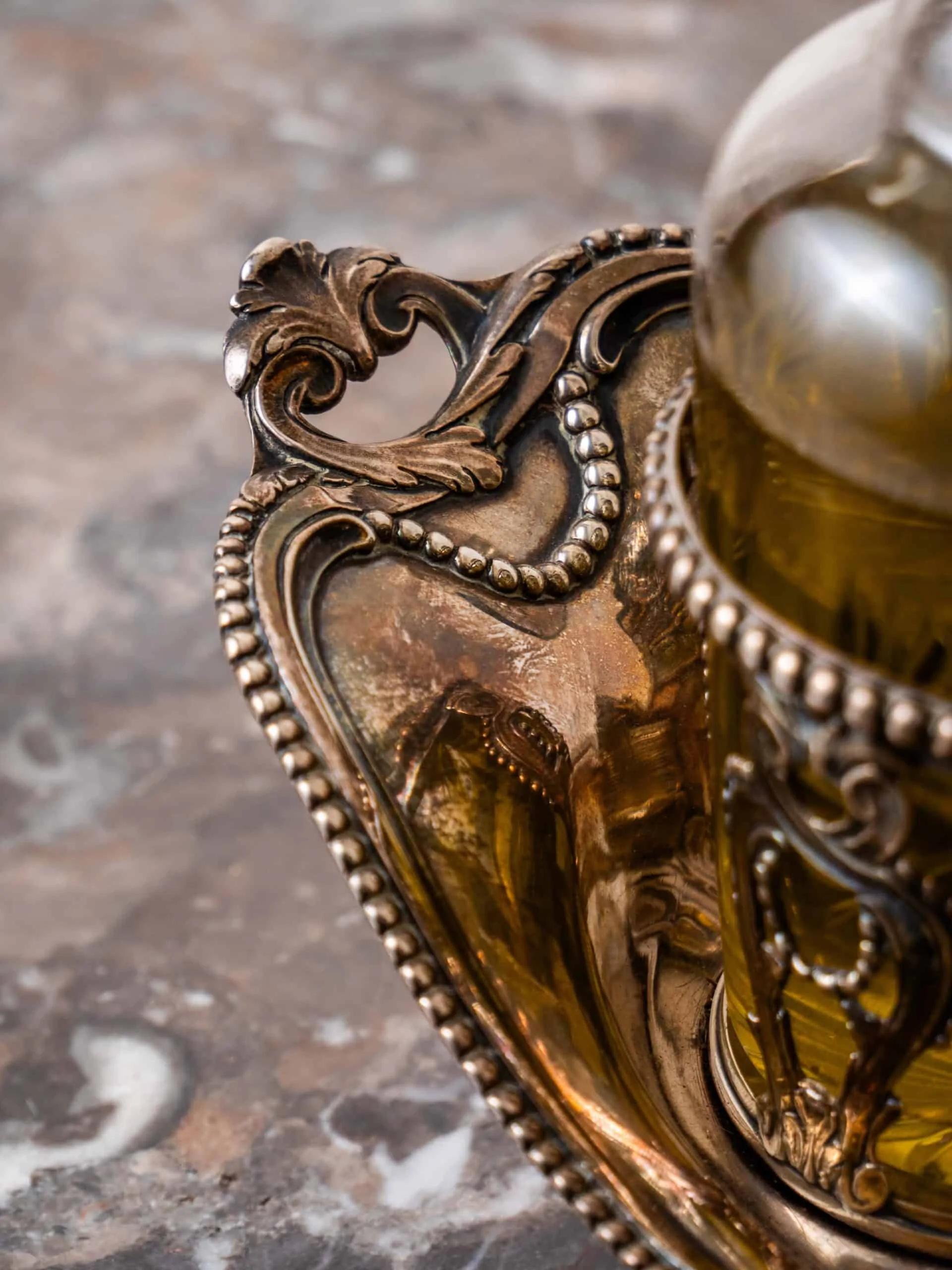 Stříbrná stolní souprava na olej a ocet s erbem