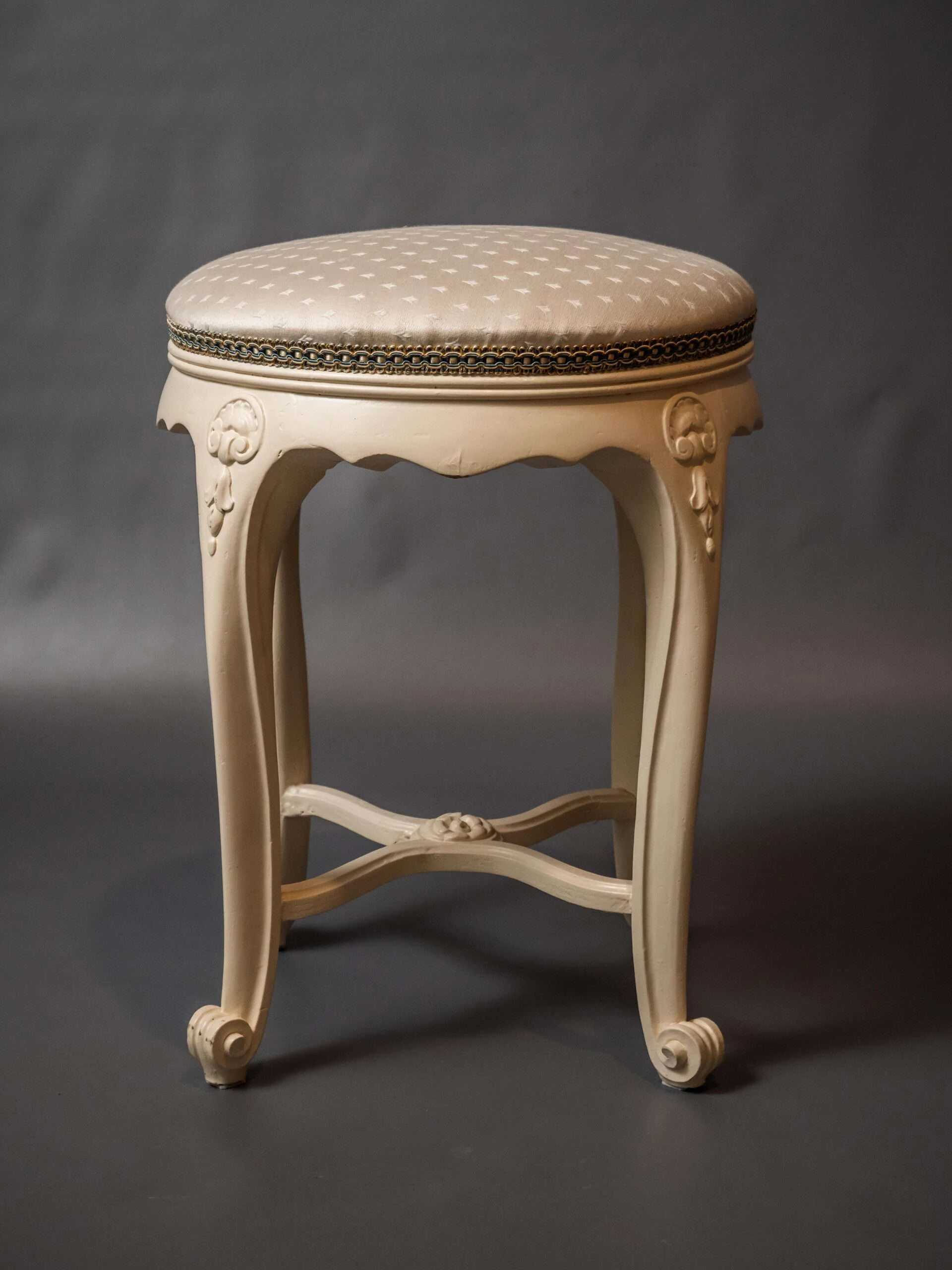 Starožitná bílá taburetka / stolička