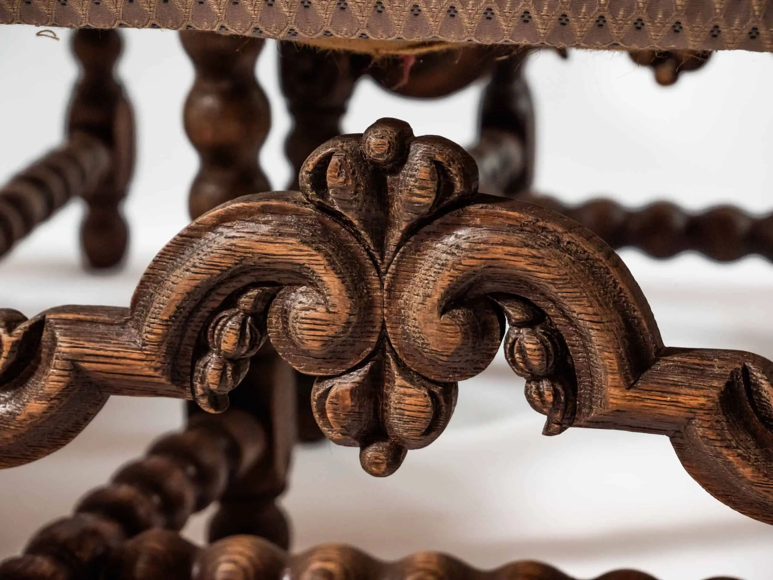 Starožitné neorenesanční židle z masivního dubu