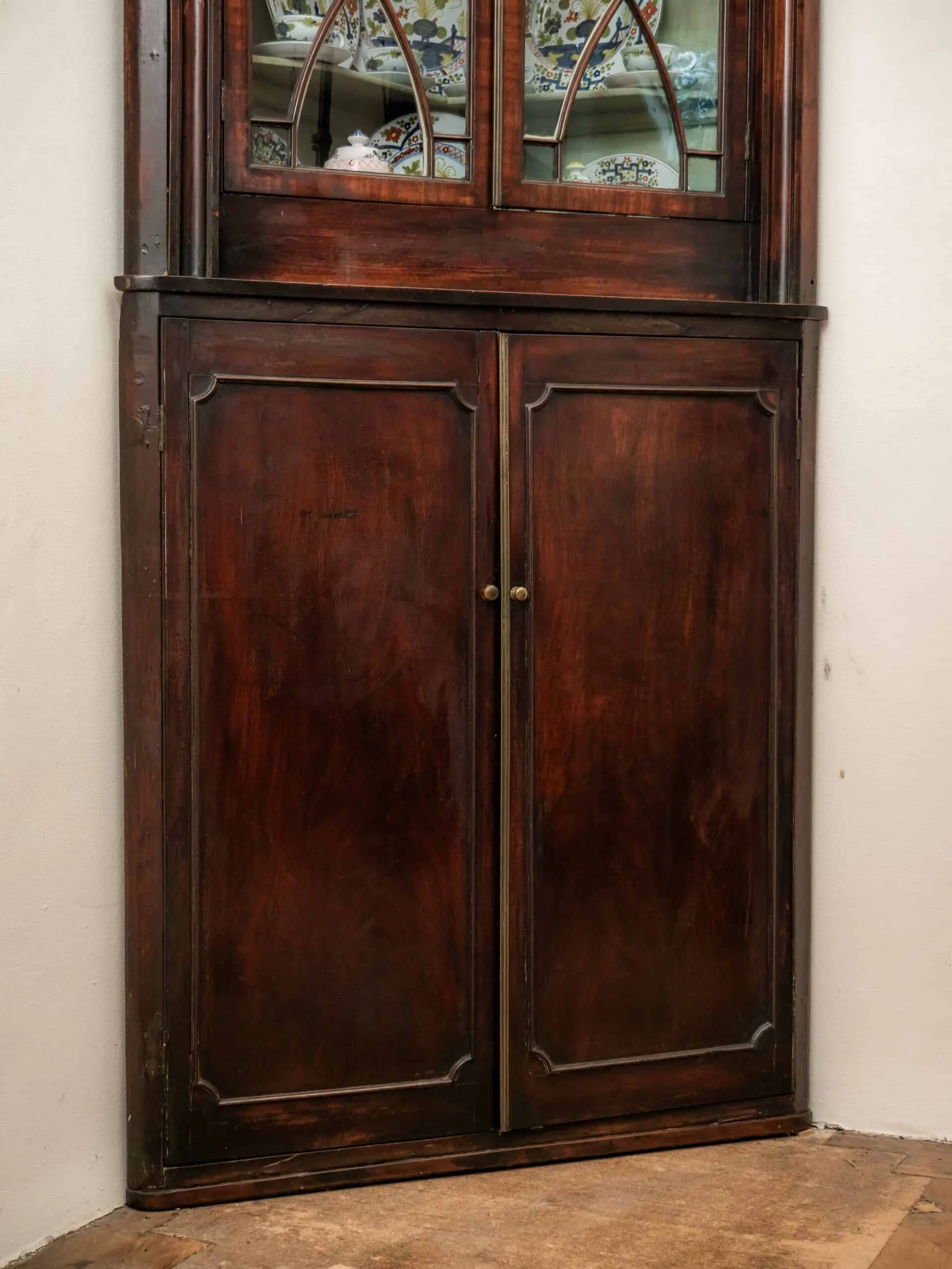 Gregoriánská rohová vitrína / knihovna 19. století