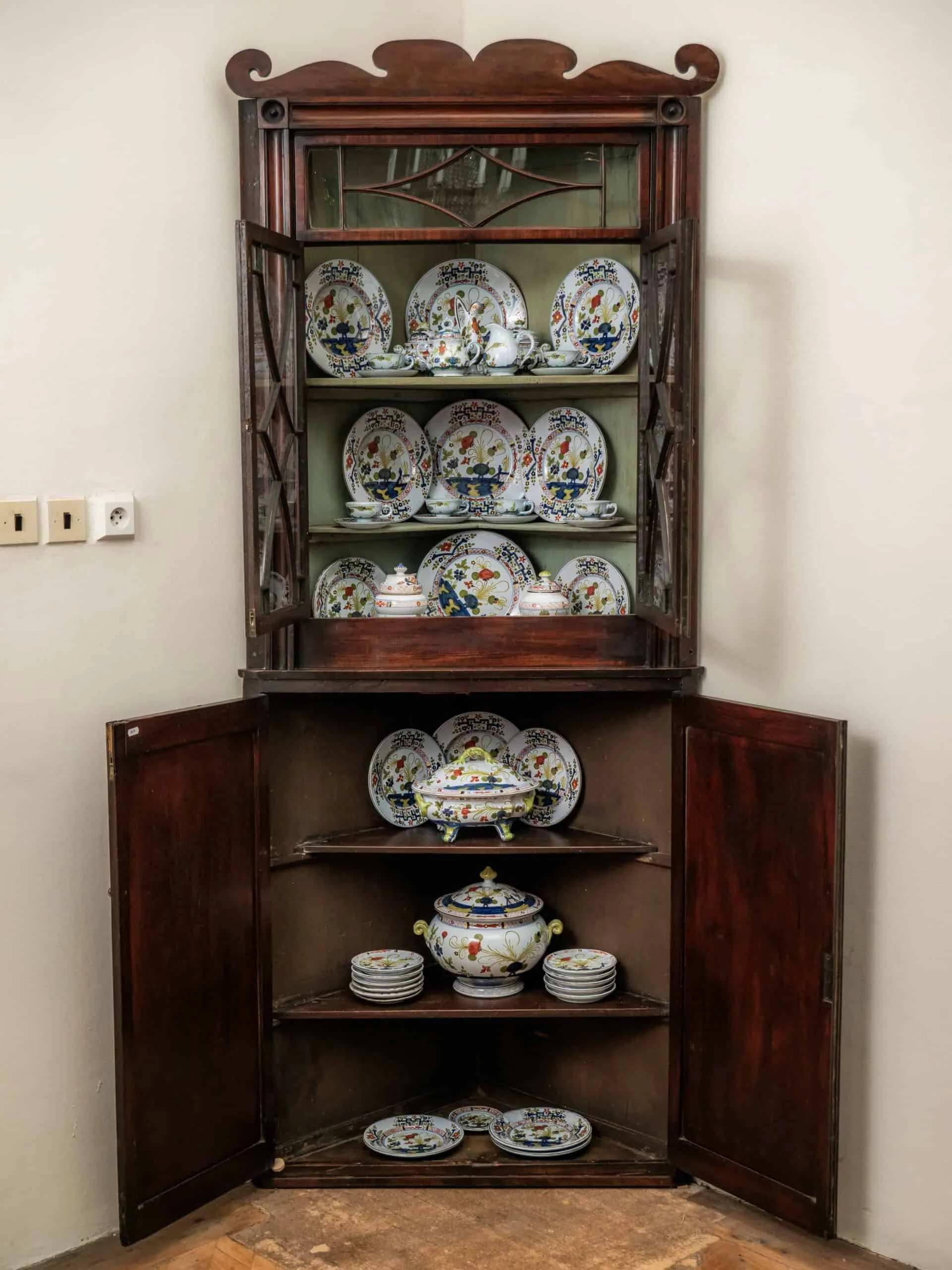 Gregoriánská rohová vitrína / knihovna 19. století