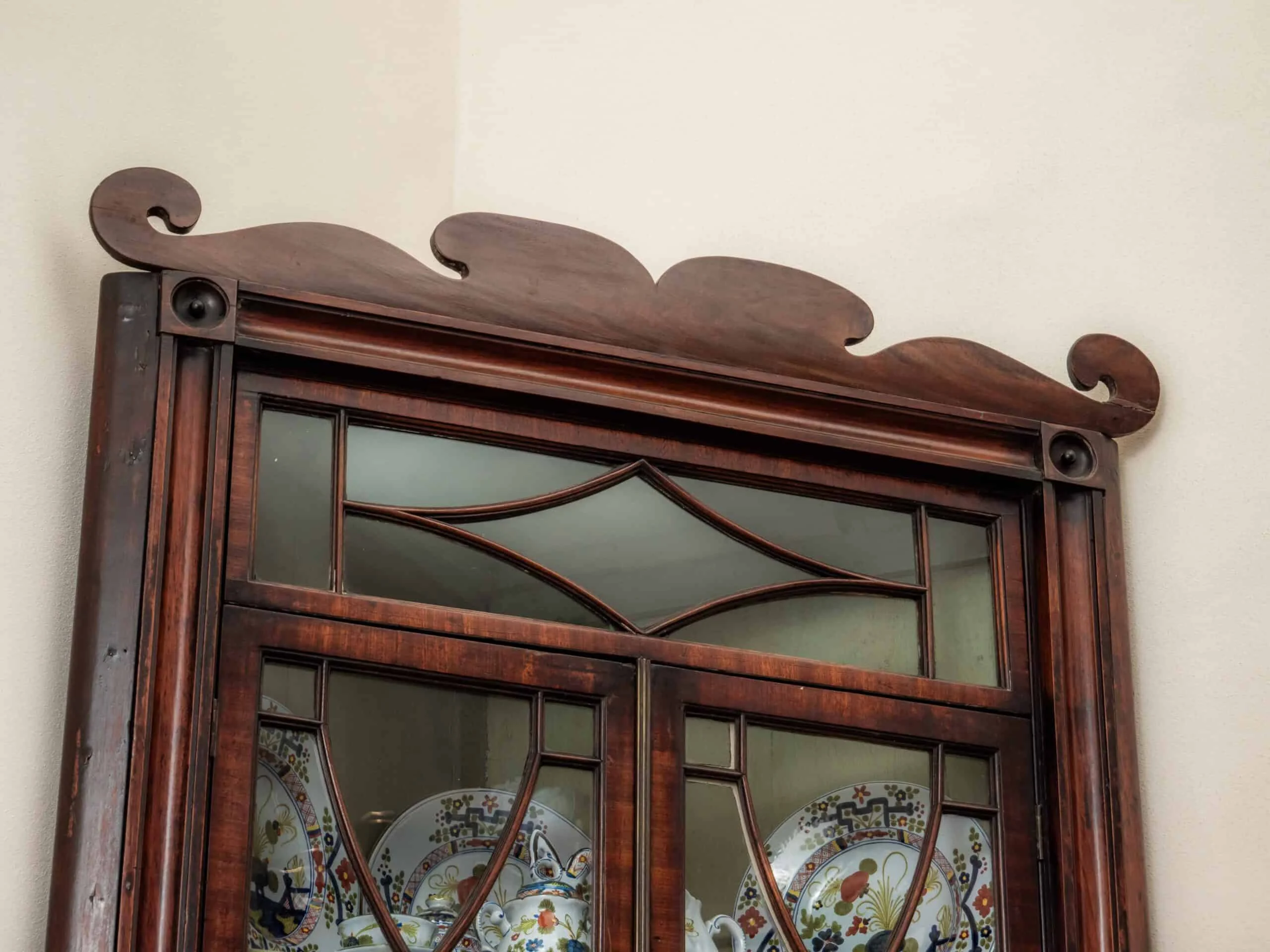 Gregoriánská rohová vitrína / knihovna 19. století