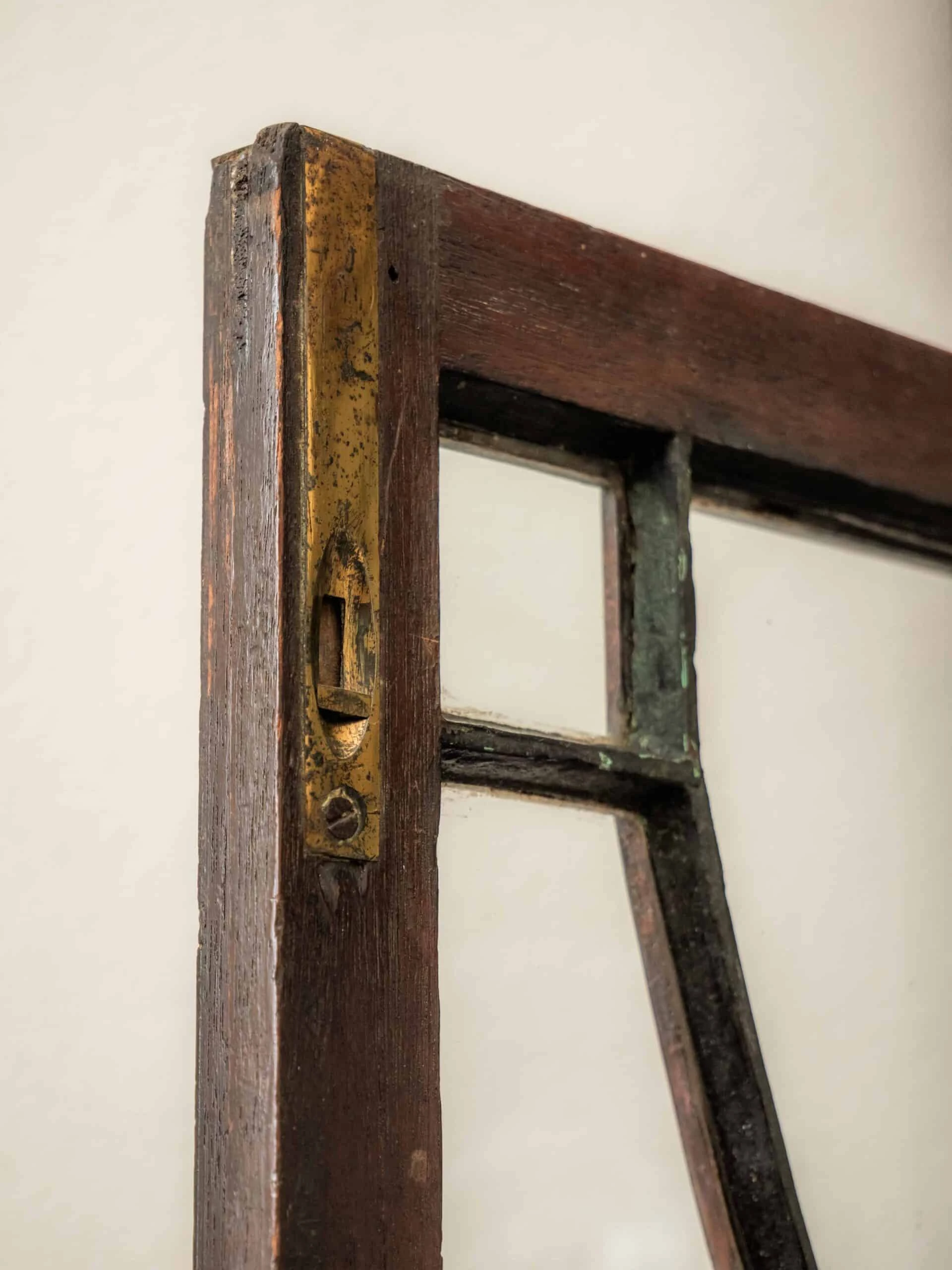 Gregoriánská rohová vitrína / knihovna 19. století