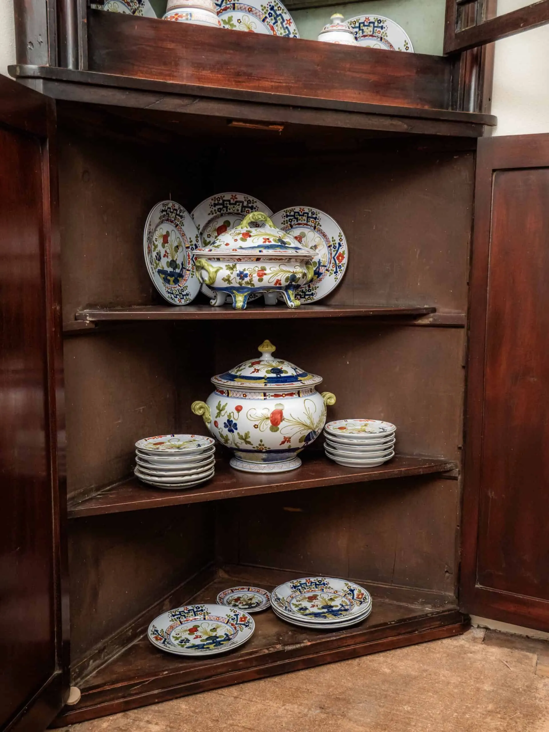 Gregoriánská rohová vitrína / knihovna 19. století