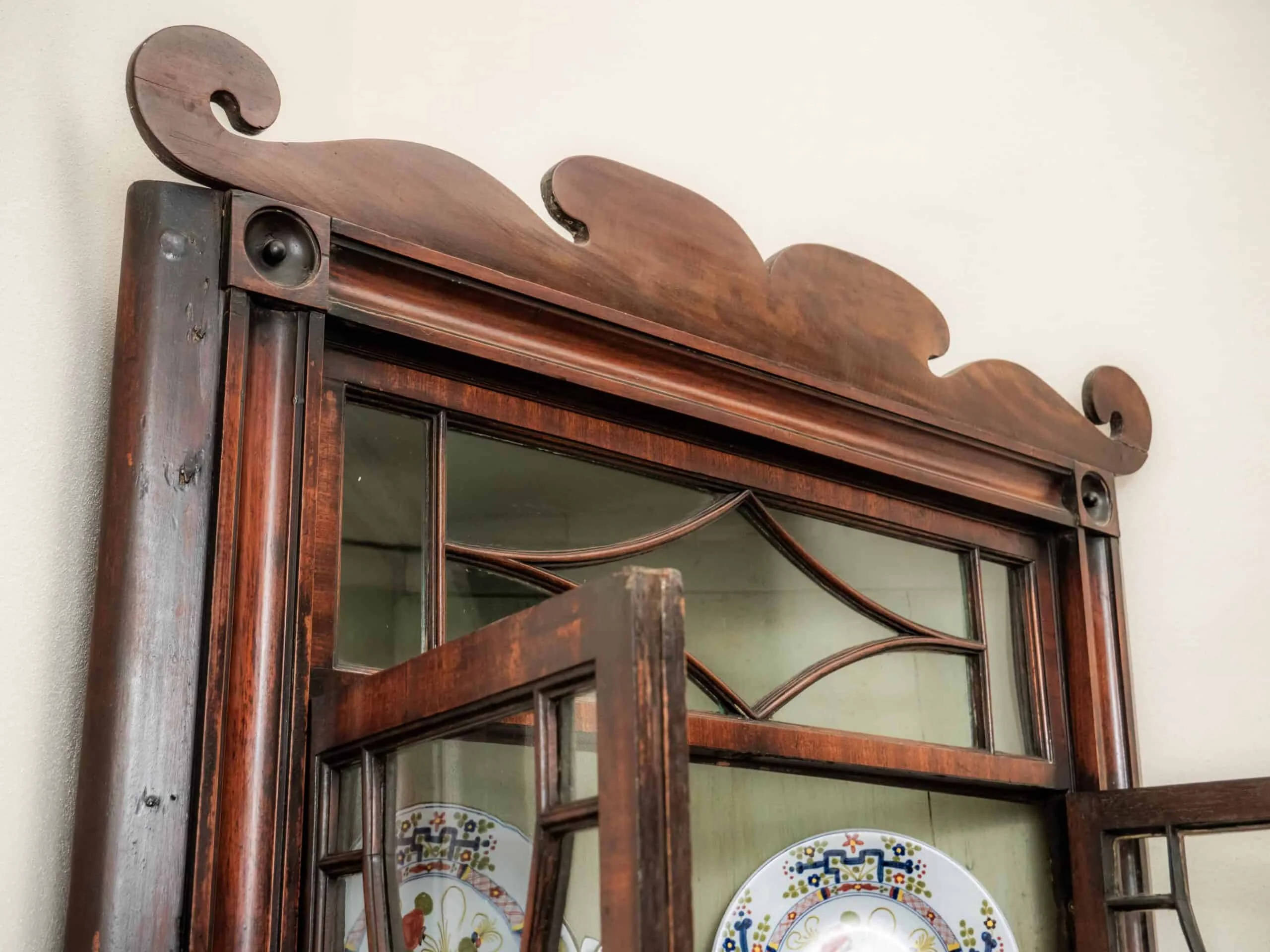 Gregoriánská rohová vitrína / knihovna 19. století