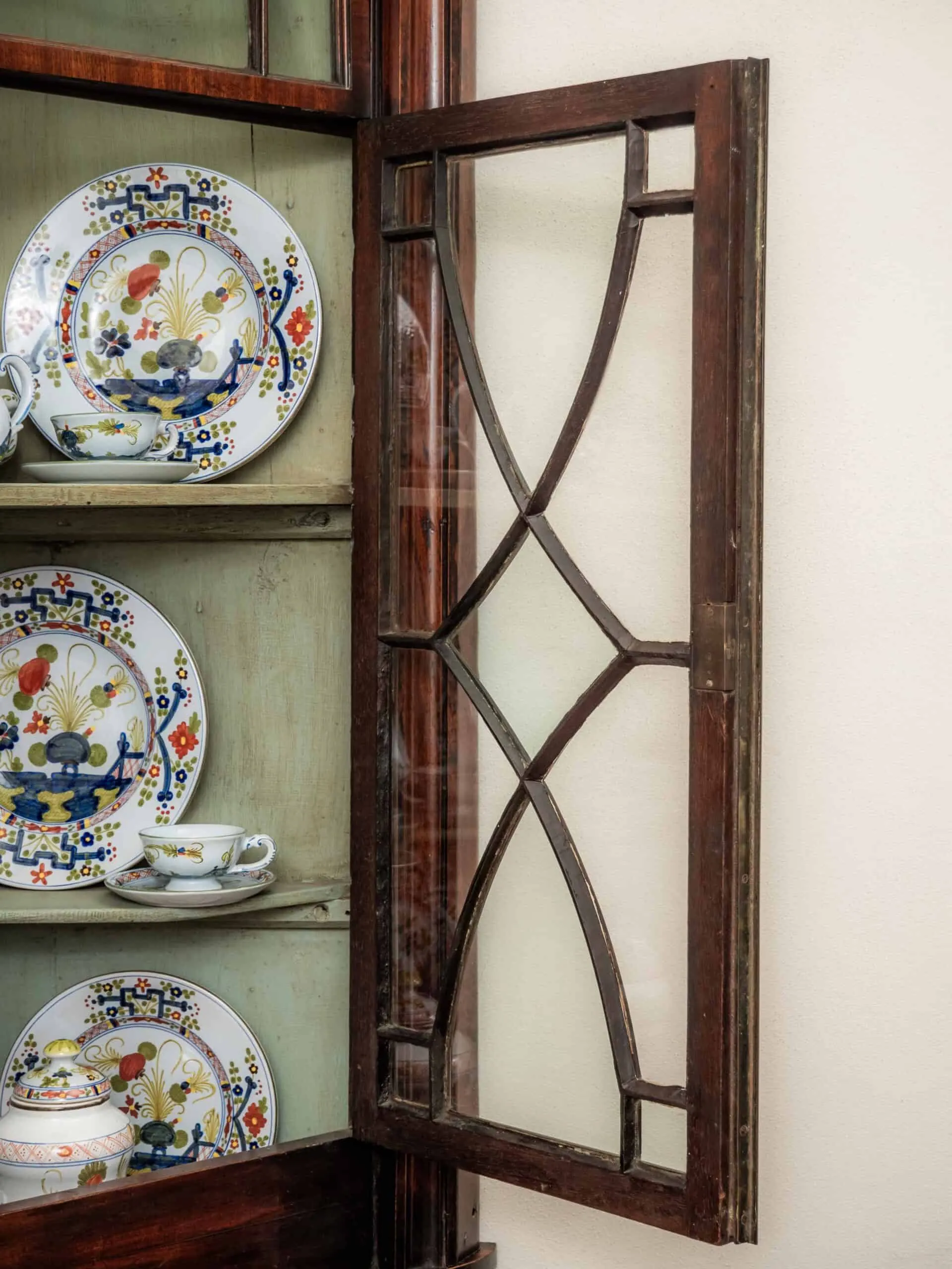 Gregoriánská rohová vitrína / knihovna 19. století