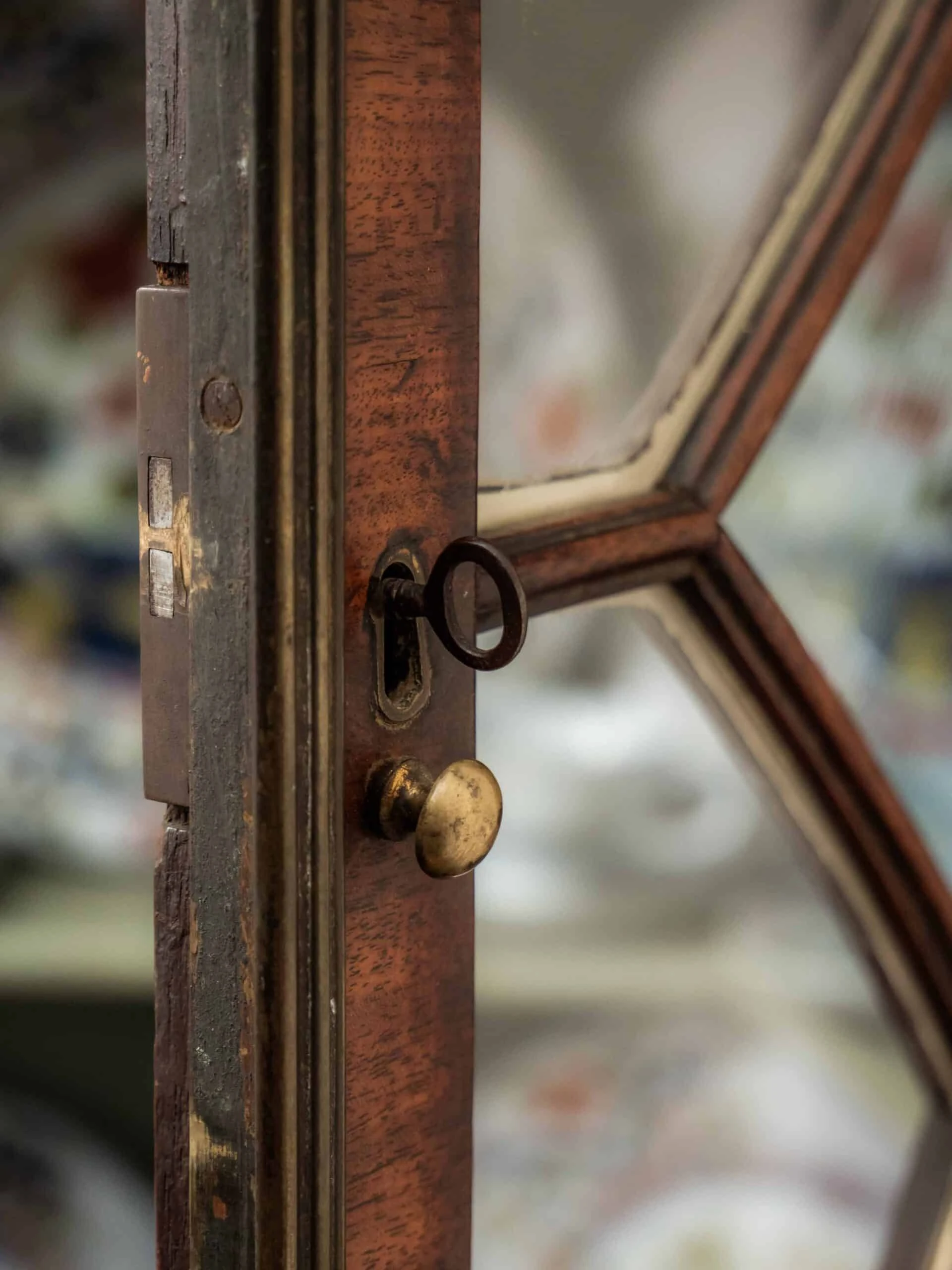 Gregoriánská rohová vitrína / knihovna 19. století