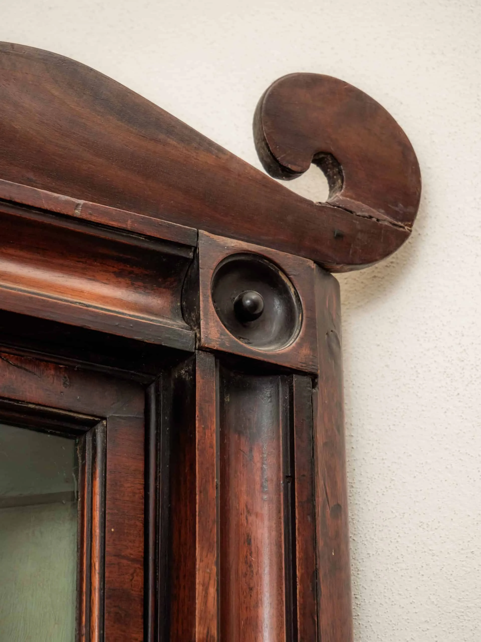 Gregoriánská rohová vitrína / knihovna 19. století