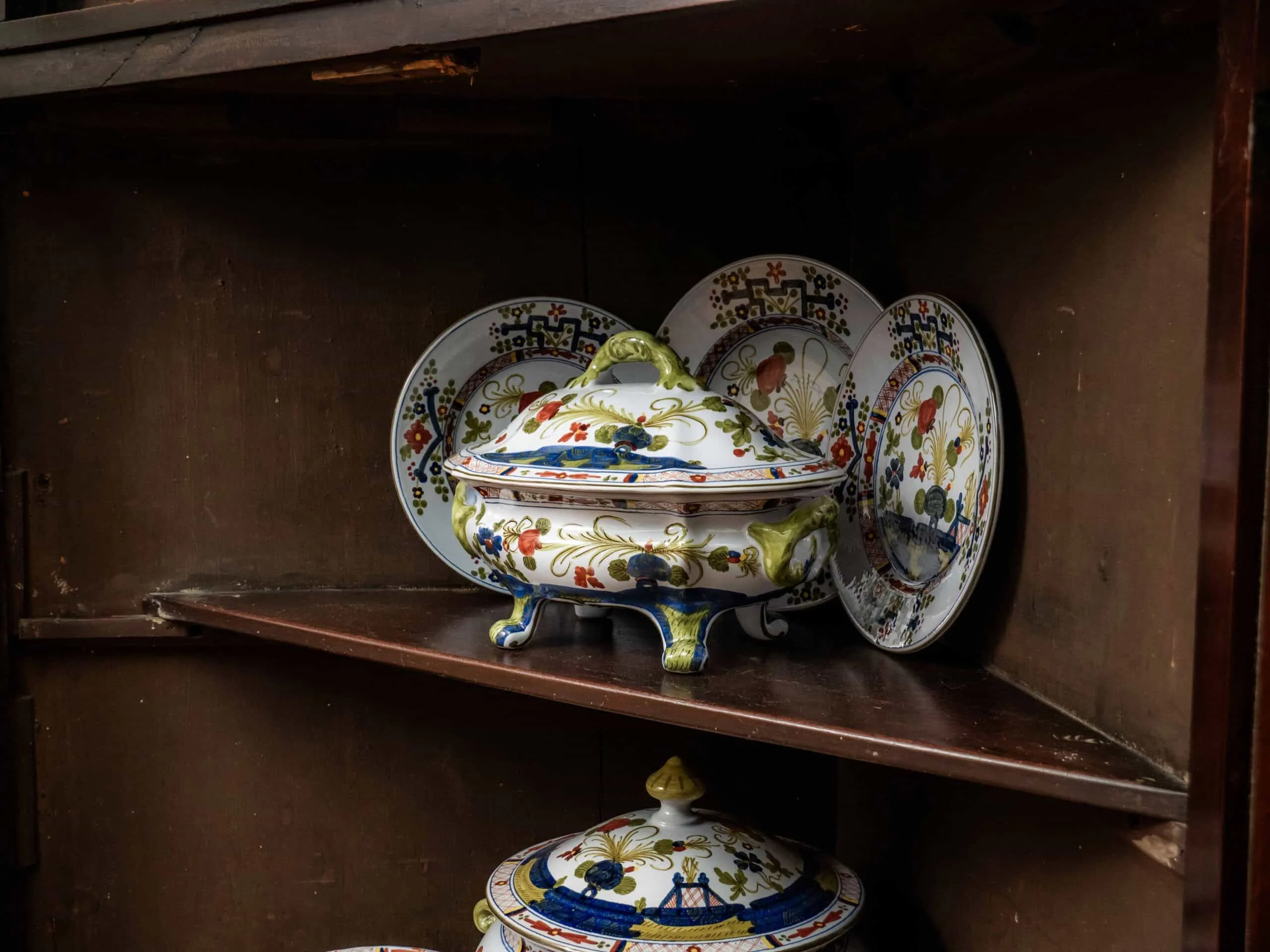 Gregoriánská rohová vitrína / knihovna 19. století