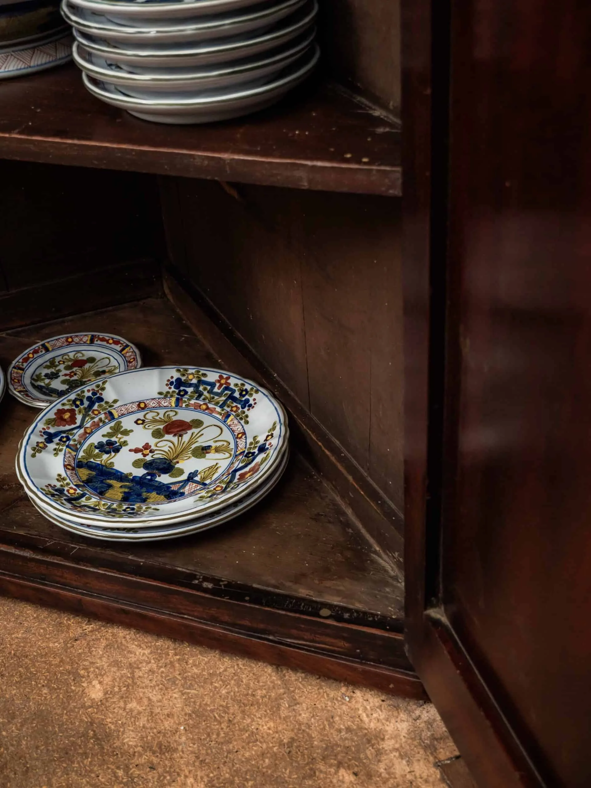 Gregoriánská rohová vitrína / knihovna 19. století