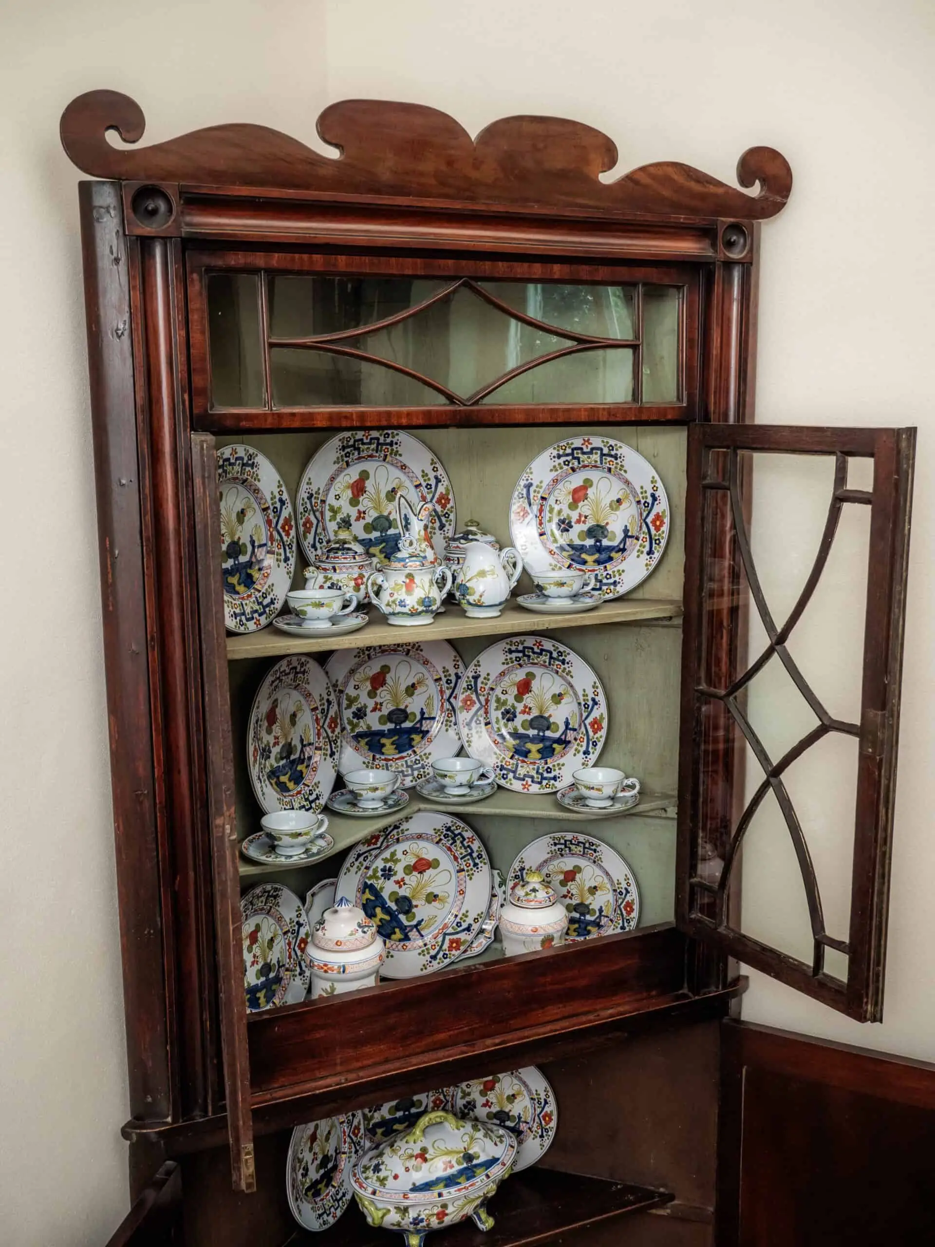 Gregoriánská rohová vitrína / knihovna 19. století