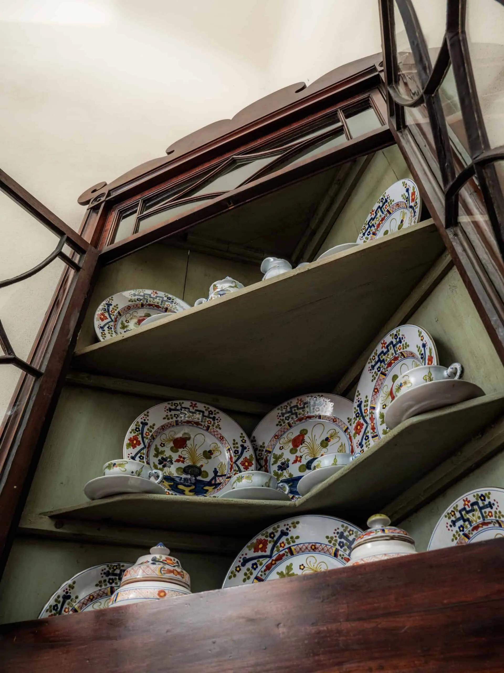 Gregoriánská rohová vitrína / knihovna 19. století