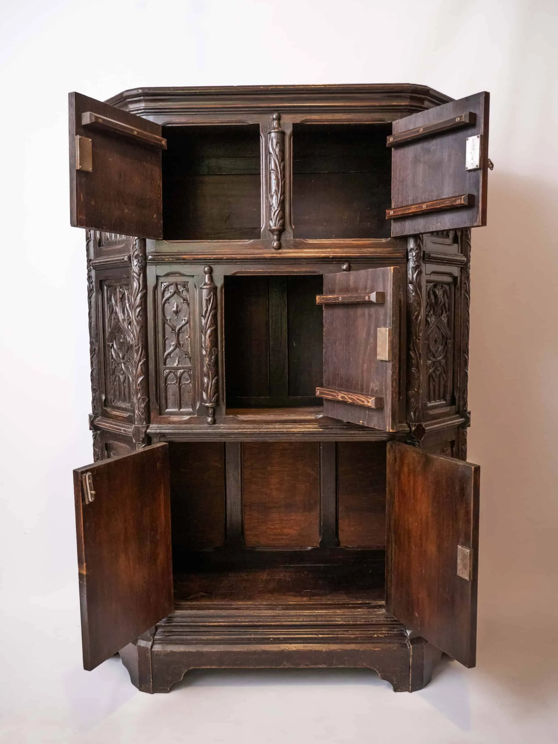 Neogotická dubová skříň. Bohatě řezbovaná