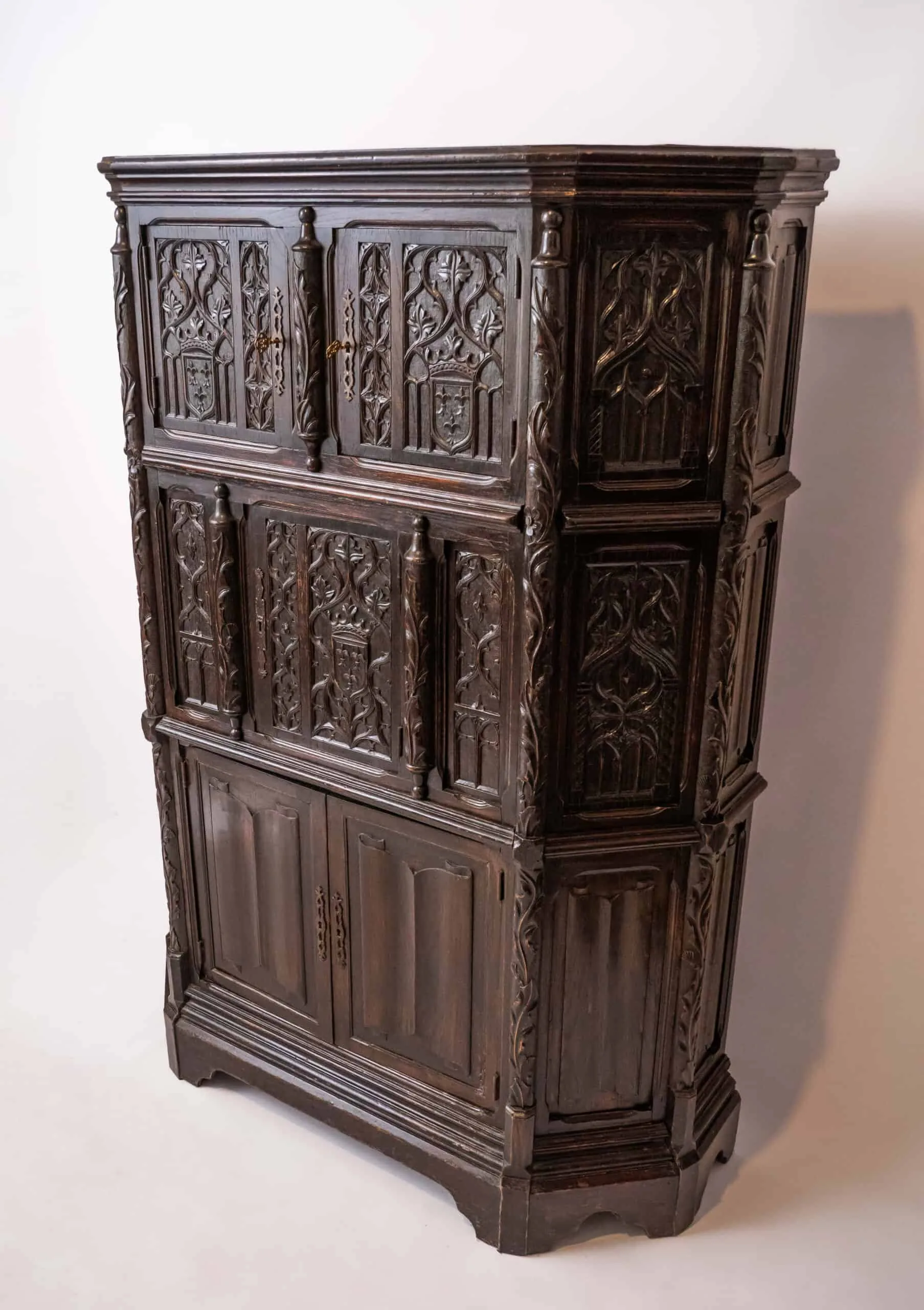 Neogotická dubová skříň. Bohatě řezbovaná