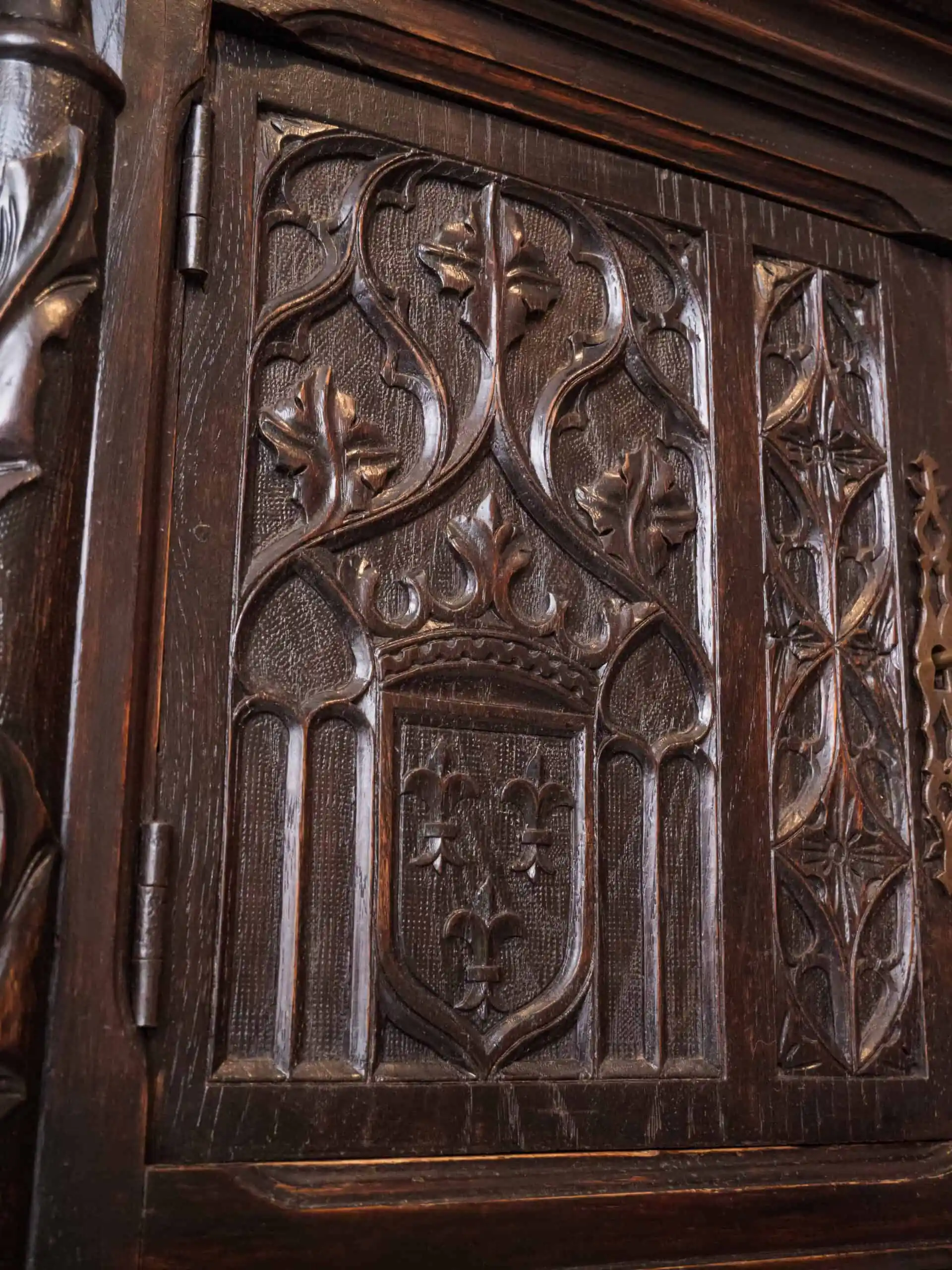 Neogotická dubová skříň. Bohatě řezbovaná