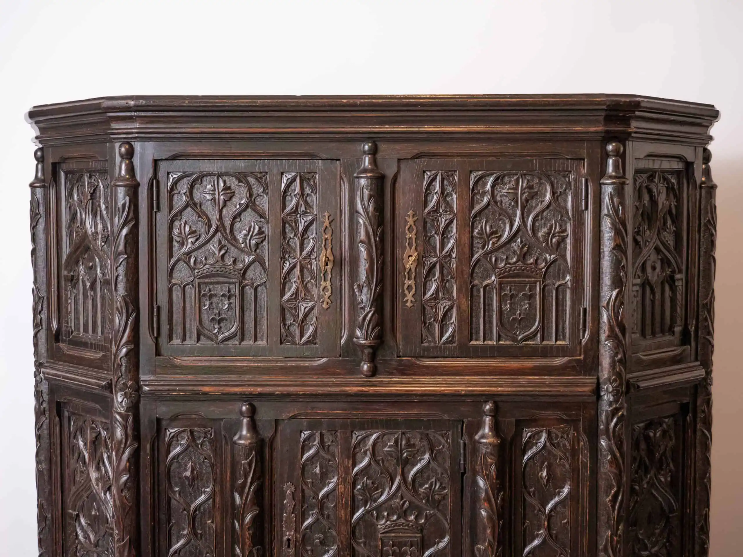 Neogotická dubová skříň. Bohatě řezbovaná