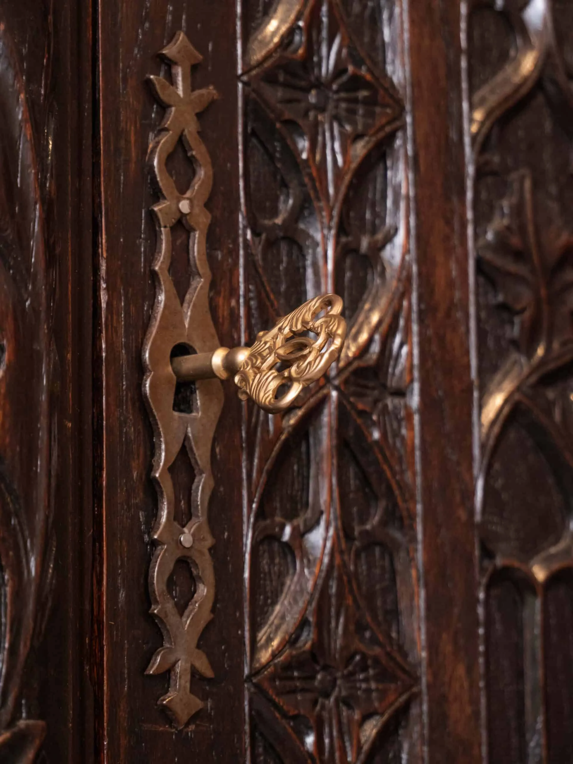 Neogotická dubová skříň. Bohatě řezbovaná