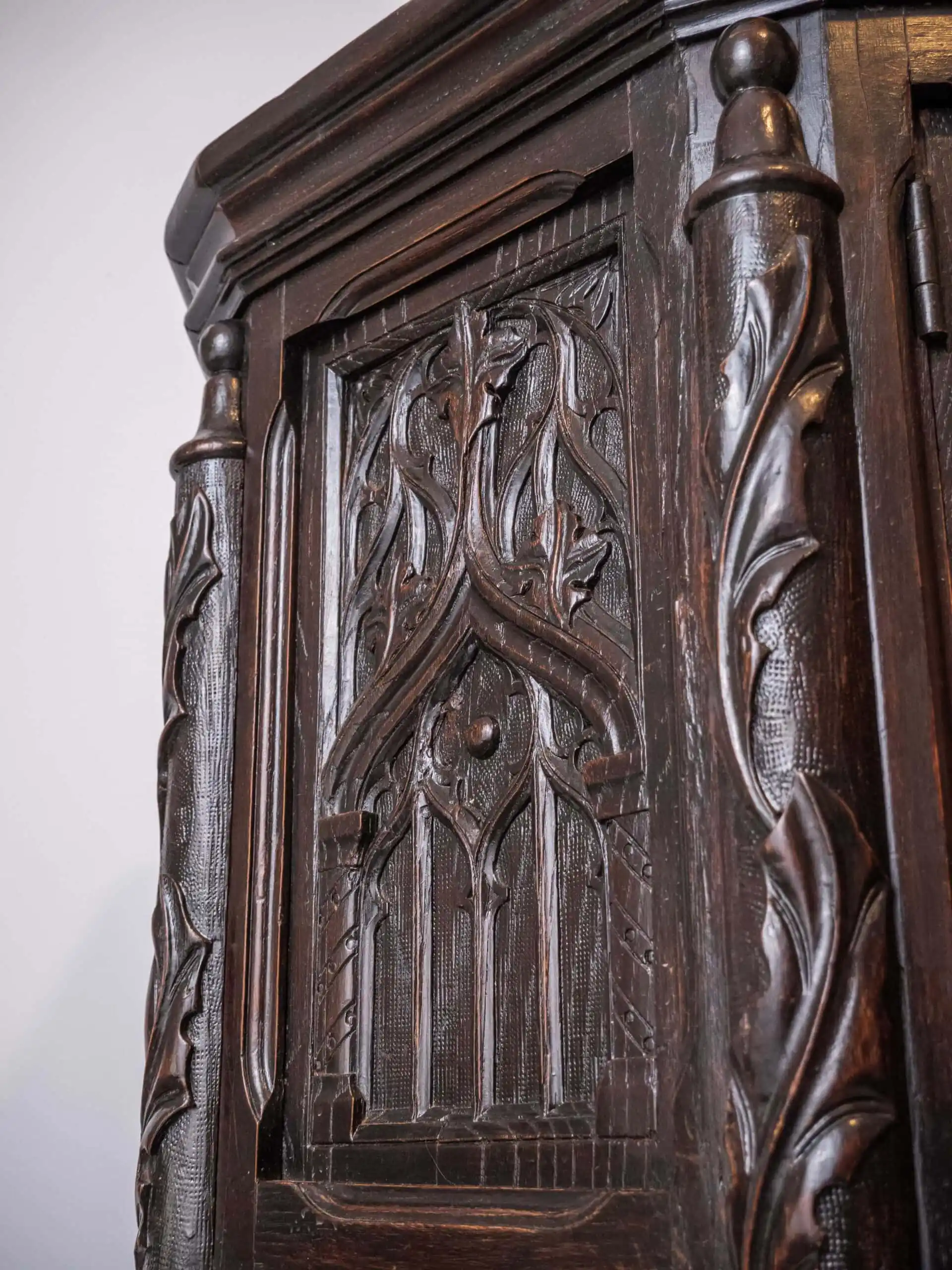 Neogotická dubová skříň. Bohatě řezbovaná