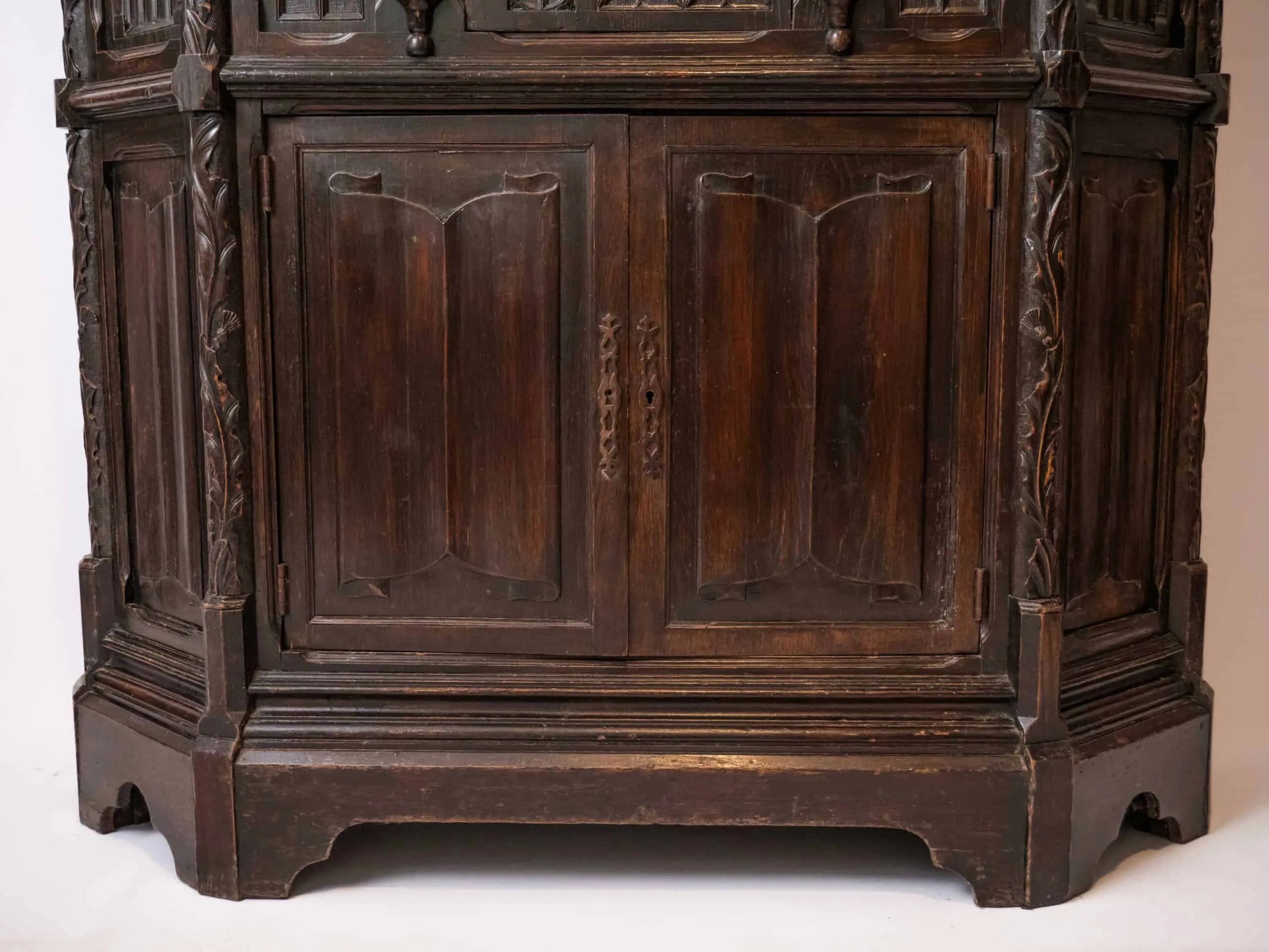 Neogotická dubová skříň. Bohatě řezbovaná